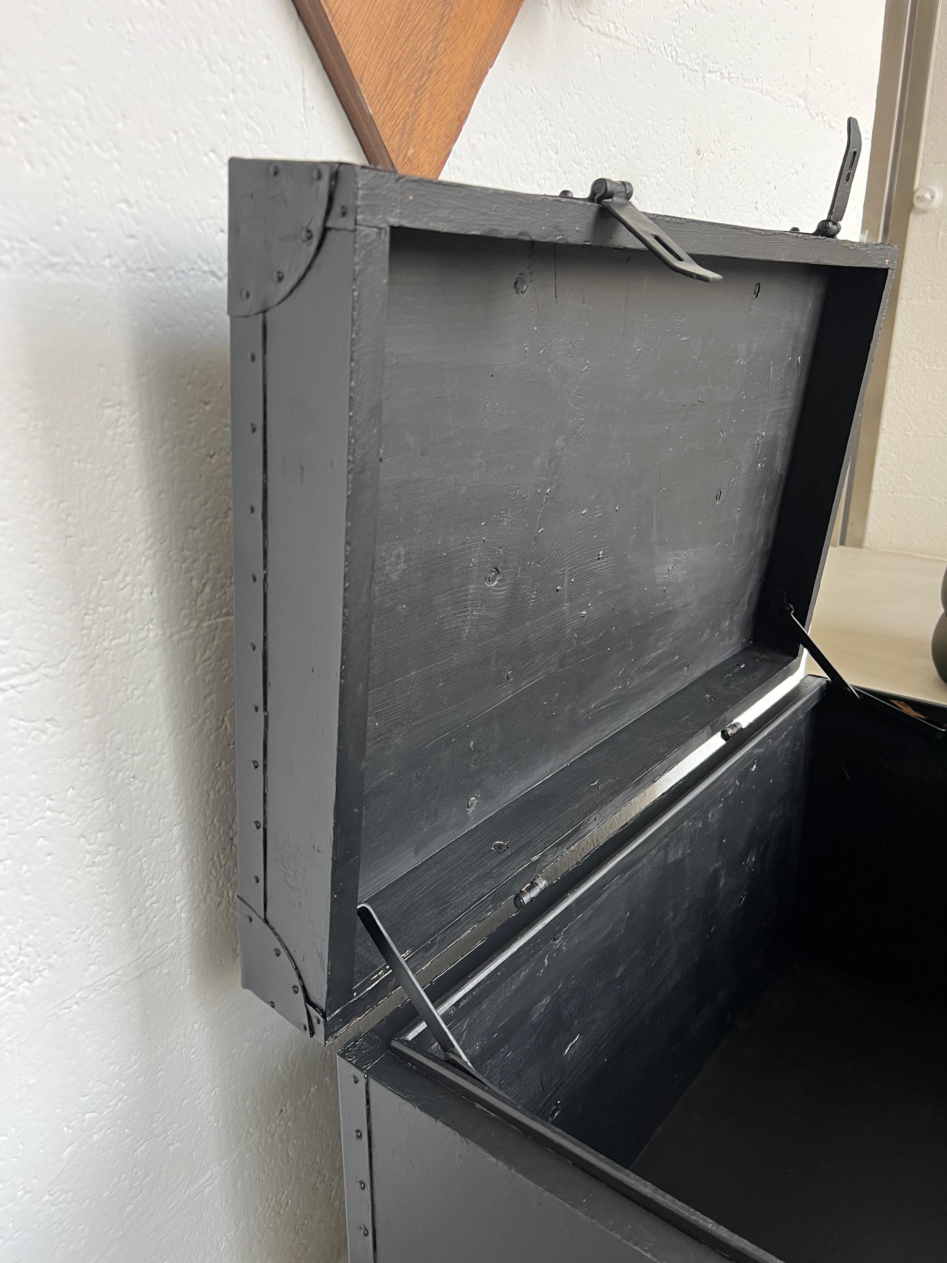 Malle noire vintage ex militaire, banc solide de style avec rangement verrouillable. en vente 7