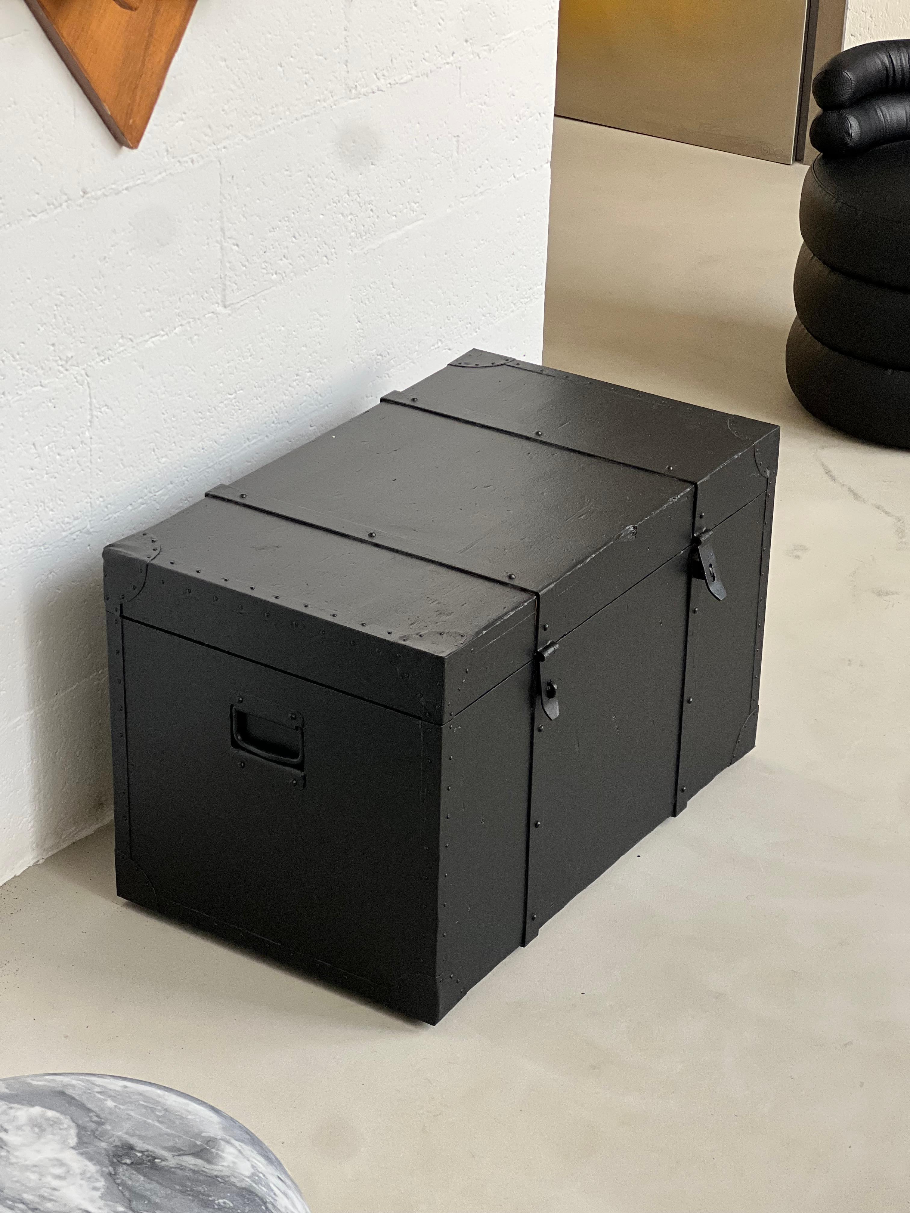 Malle noire vintage ex militaire, banc solide de style avec rangement verrouillable. en vente 8