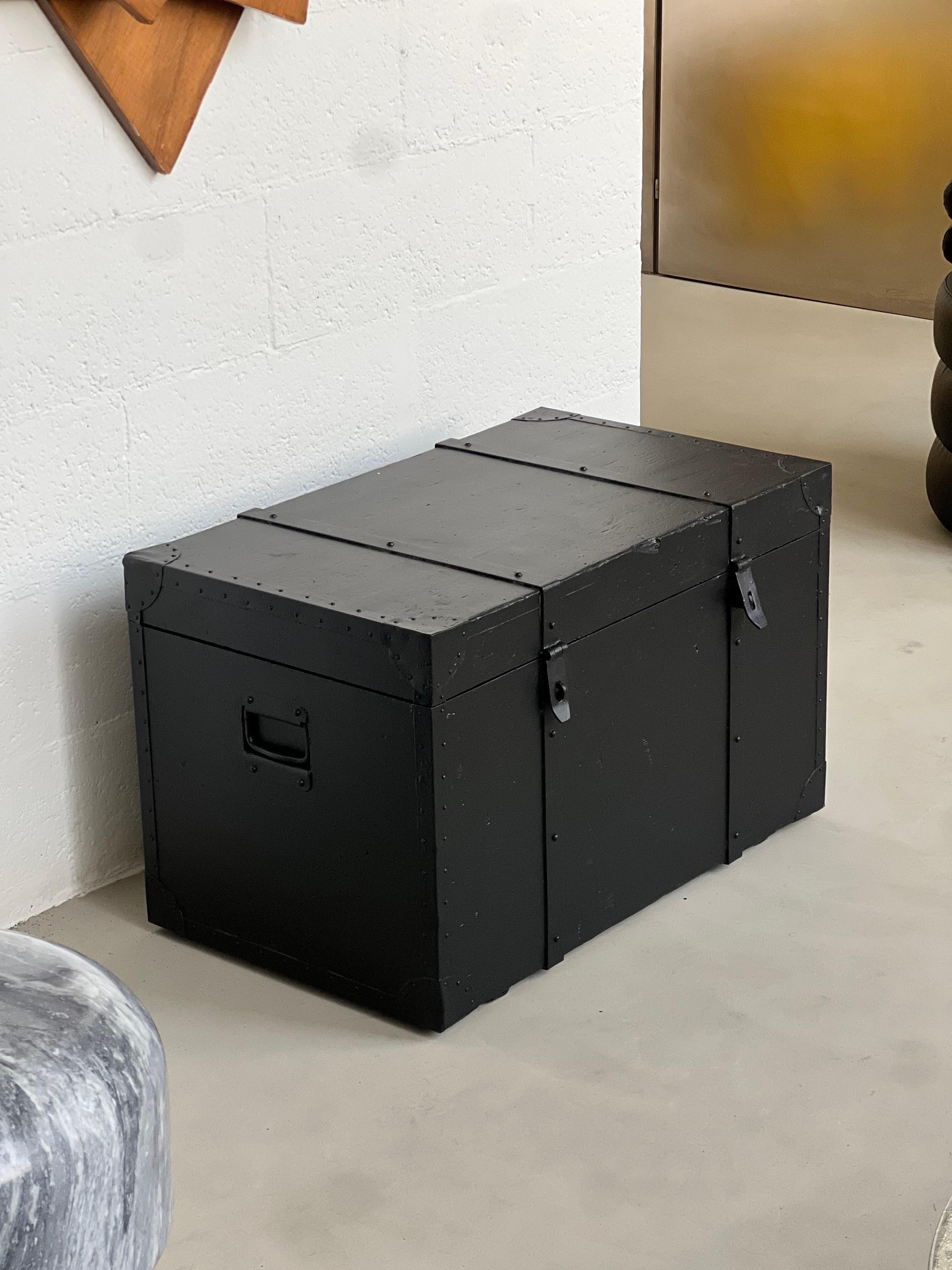 Malle noire vintage ex militaire, banc solide de style avec rangement verrouillable. en vente 9