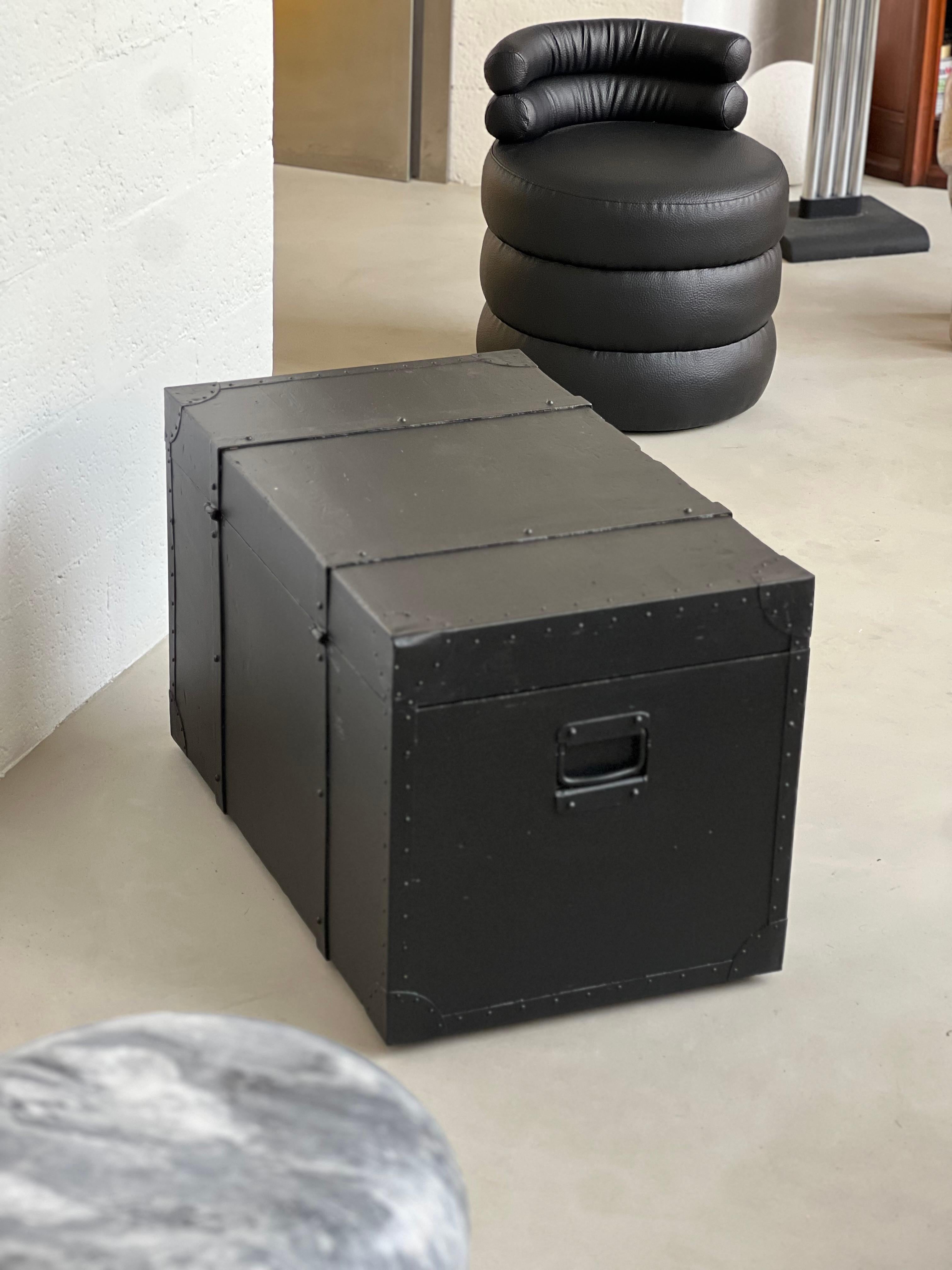 Malle noire vintage ex militaire, banc solide de style avec rangement verrouillable. en vente 10