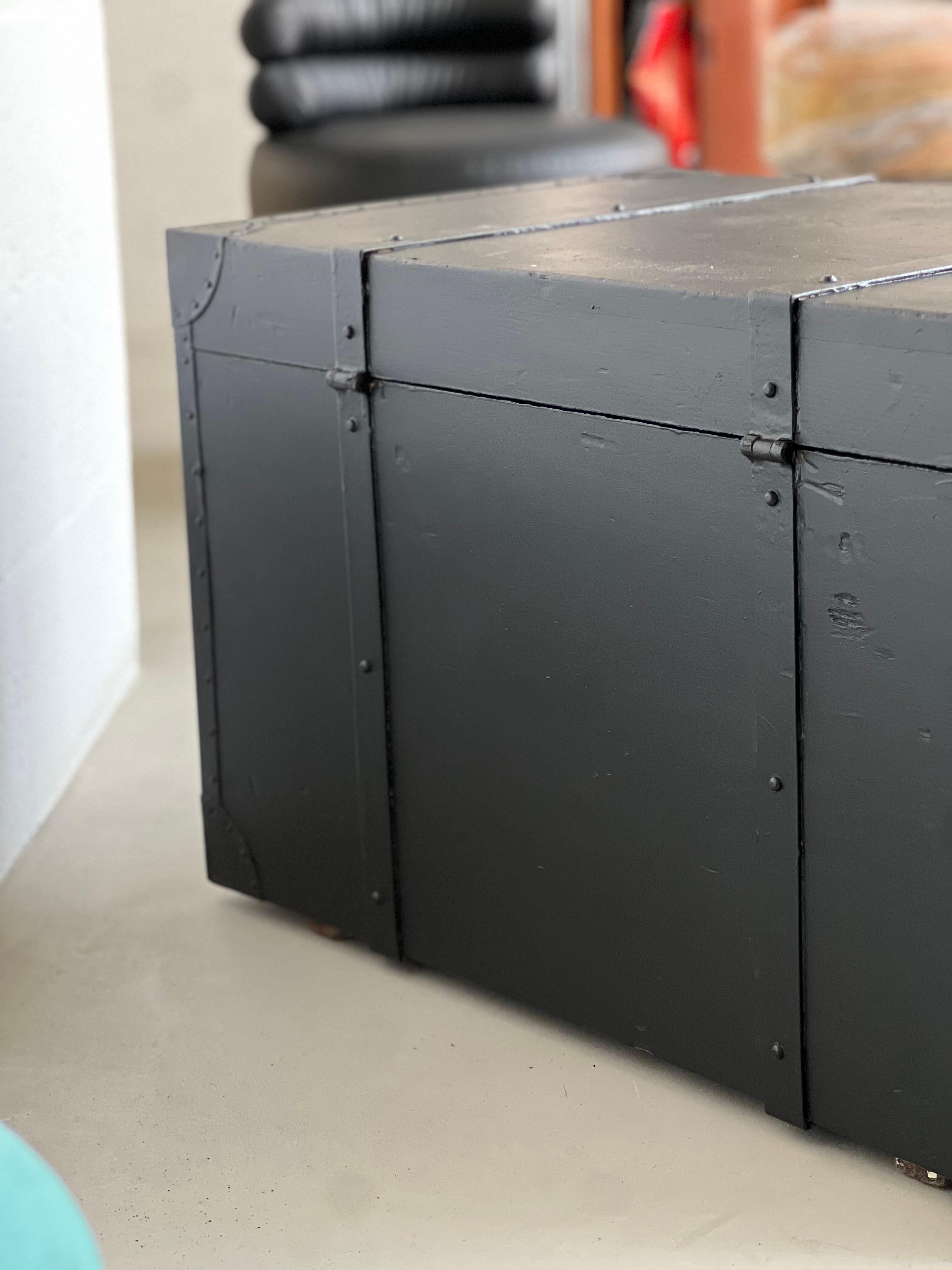 Malle noire vintage ex militaire, banc solide de style avec rangement verrouillable. en vente 11