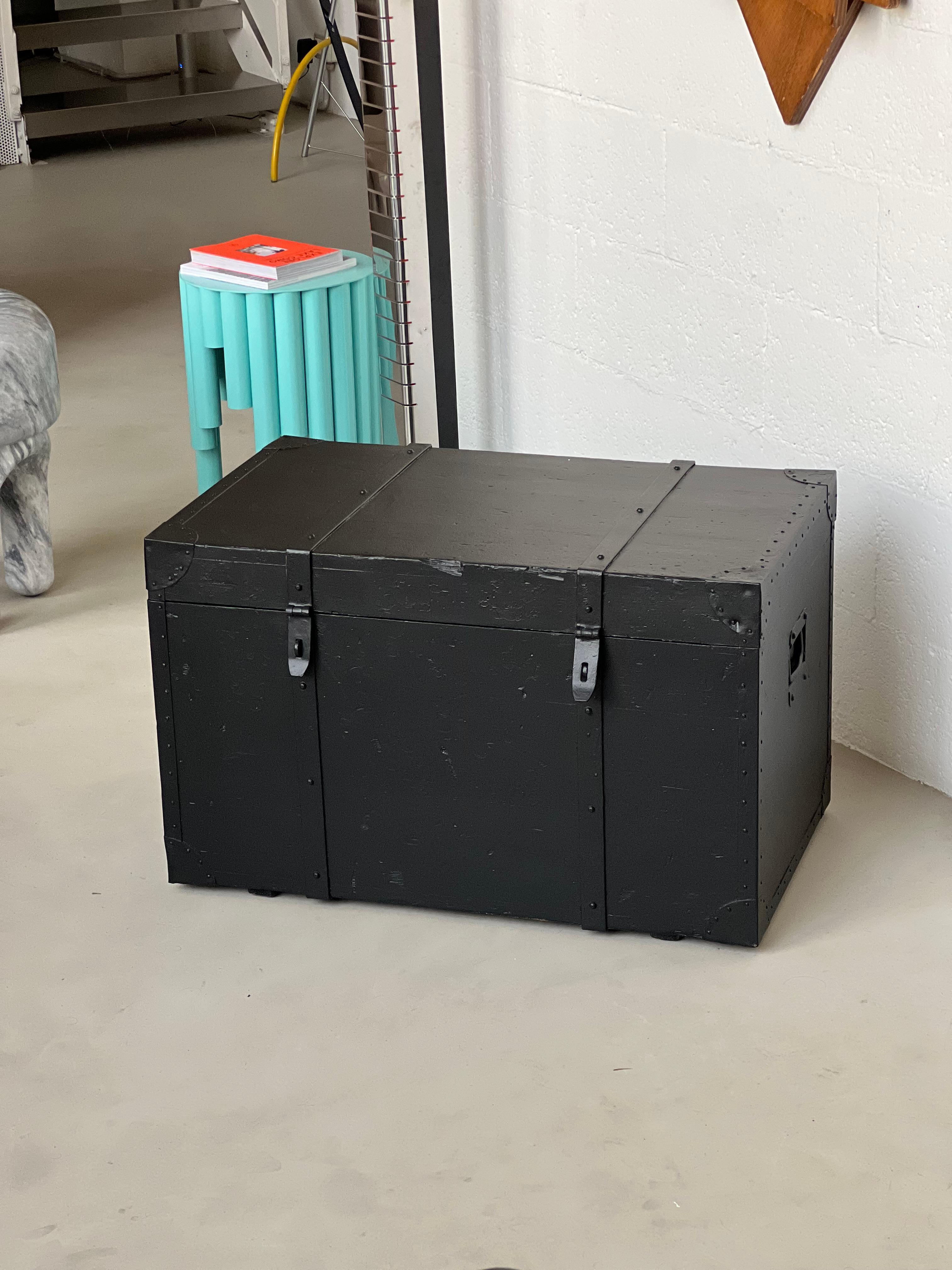 Malle noire vintage ex militaire, banc solide de style avec rangement verrouillable. en vente 12