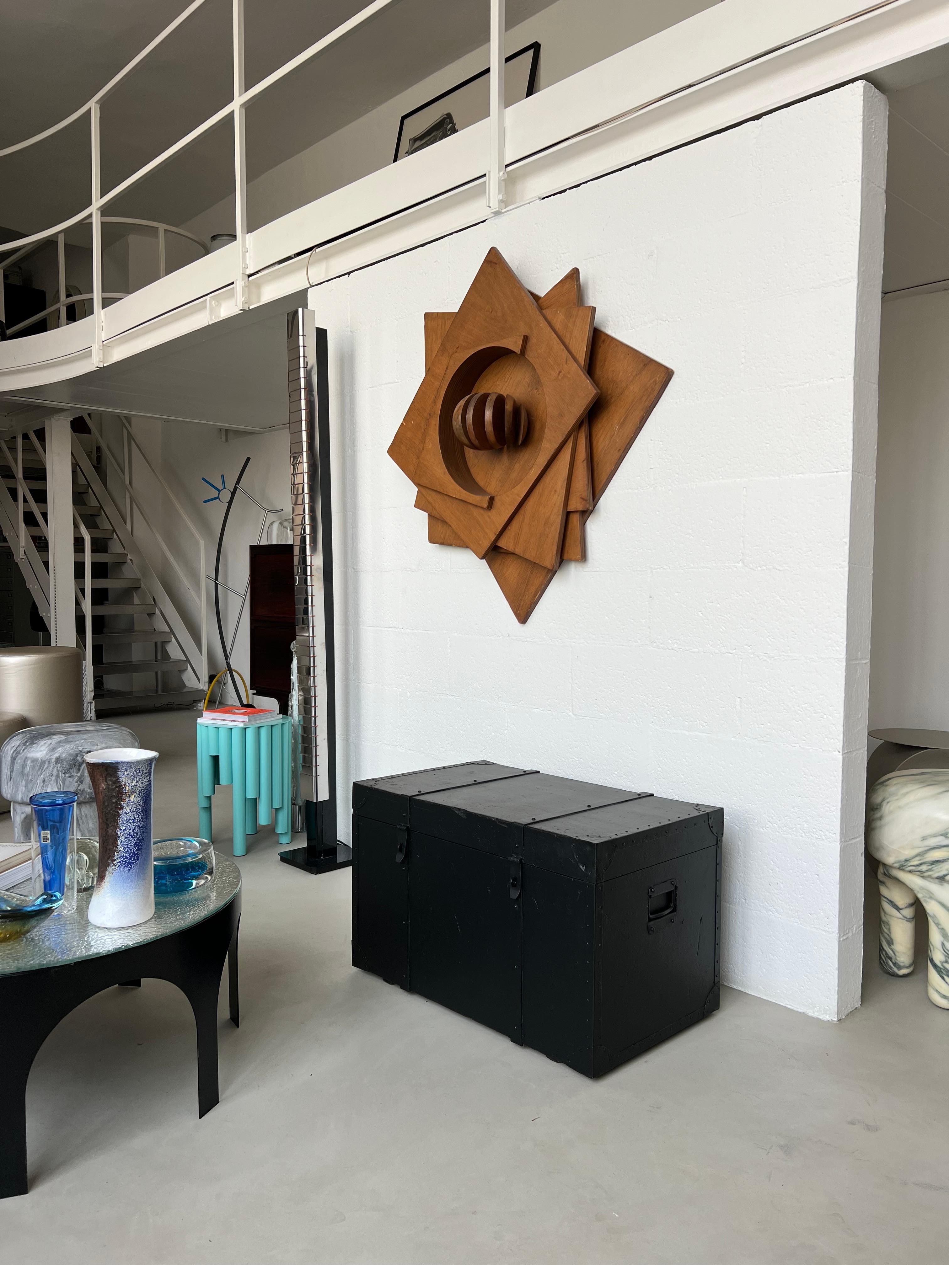 Malle en bois militaire vintage du début du siècle, objet cool pour avoir un stockage supplémentaire dans votre espace et un objet cool avec une forme simple .
Structure italienne en bois robuste et tique avec les profils des bords et des coins tous