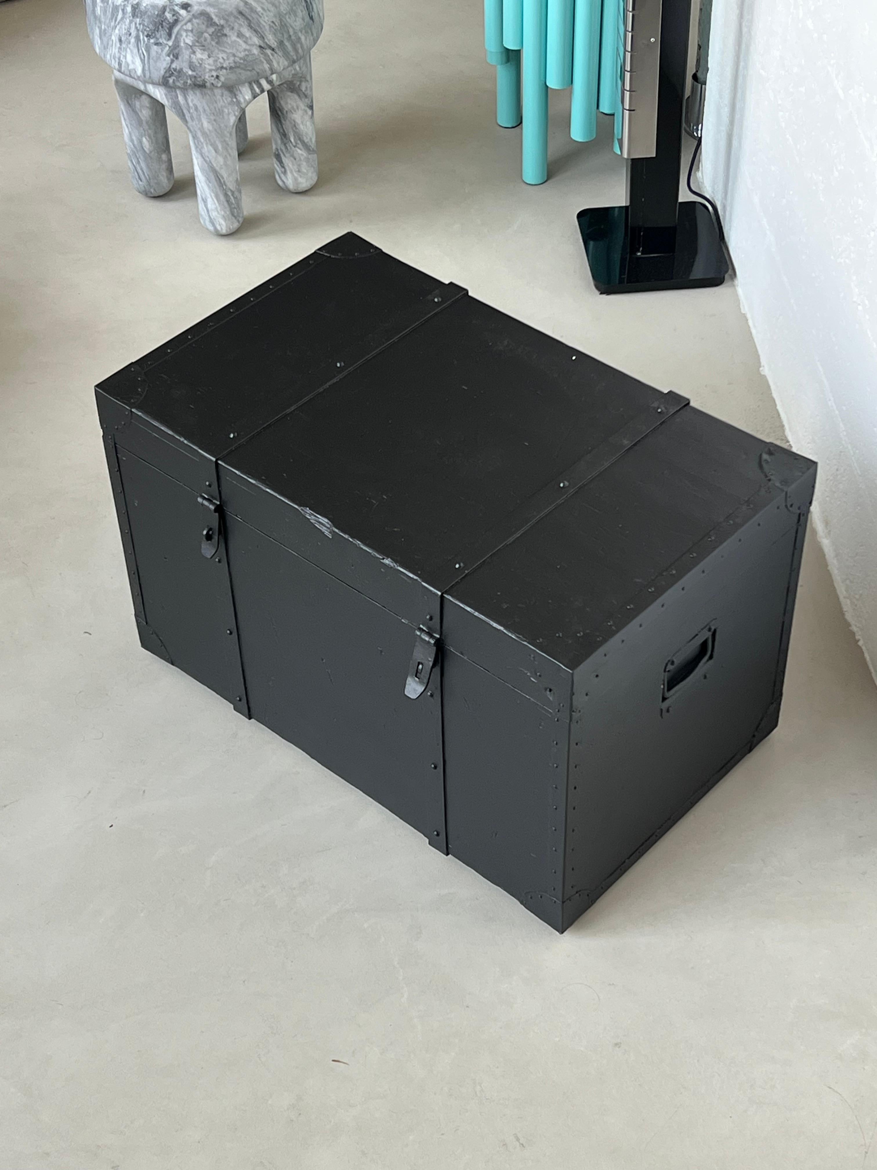 Malle noire vintage ex militaire, banc solide de style avec rangement verrouillable. en vente 13