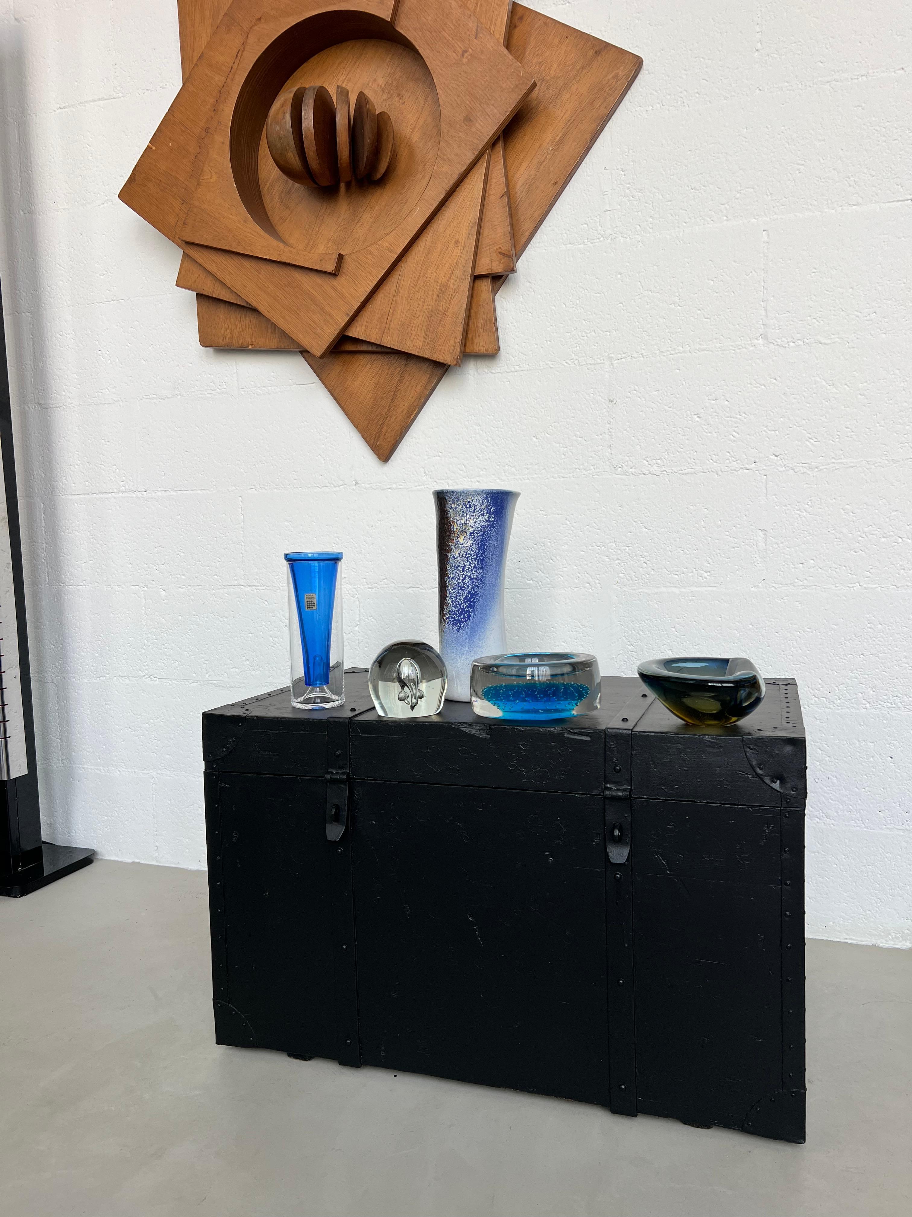 Néoclassique Malle noire vintage ex militaire, banc solide de style avec rangement verrouillable. en vente