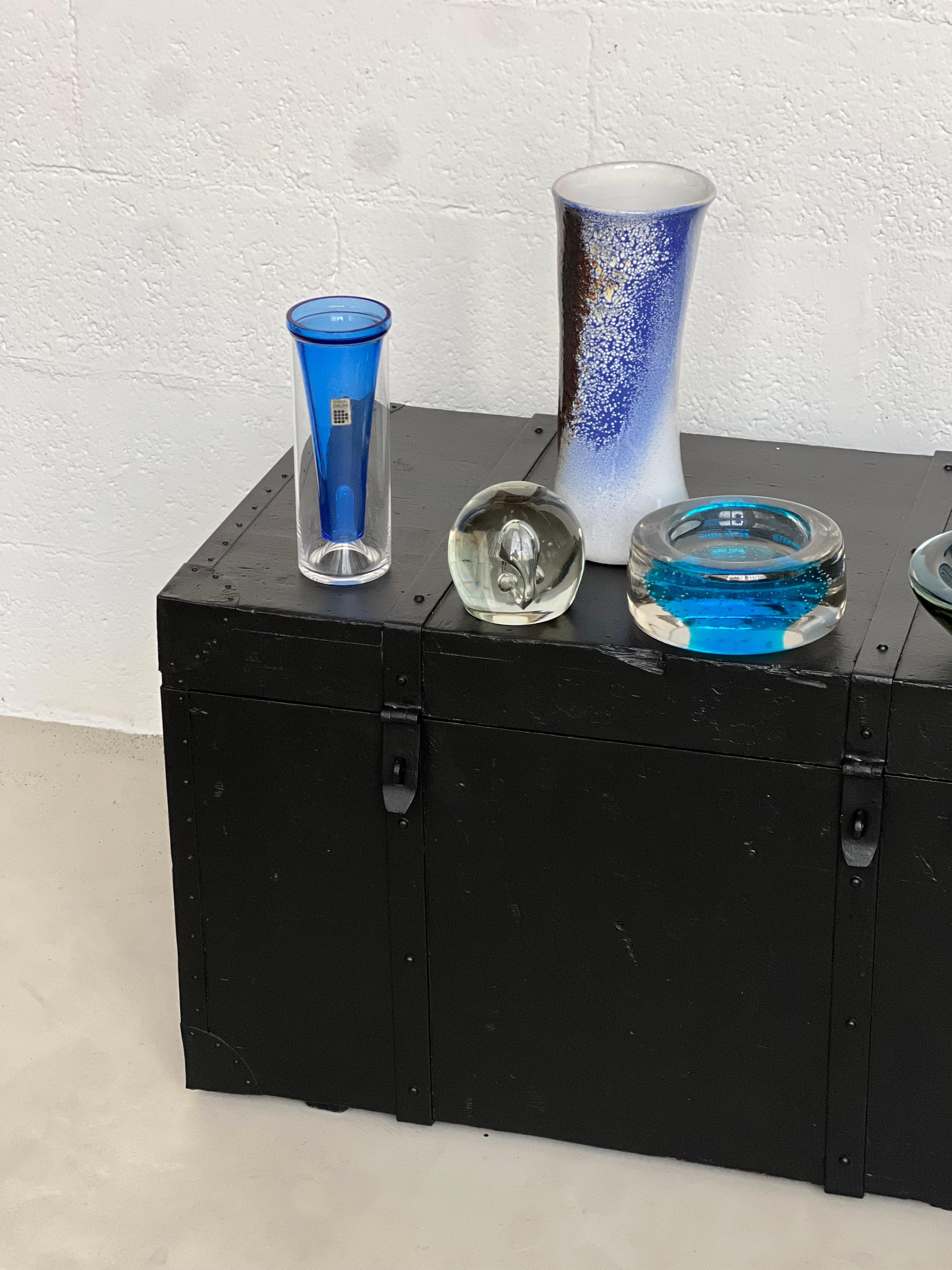 italien Malle noire vintage ex militaire, banc solide de style avec rangement verrouillable. en vente