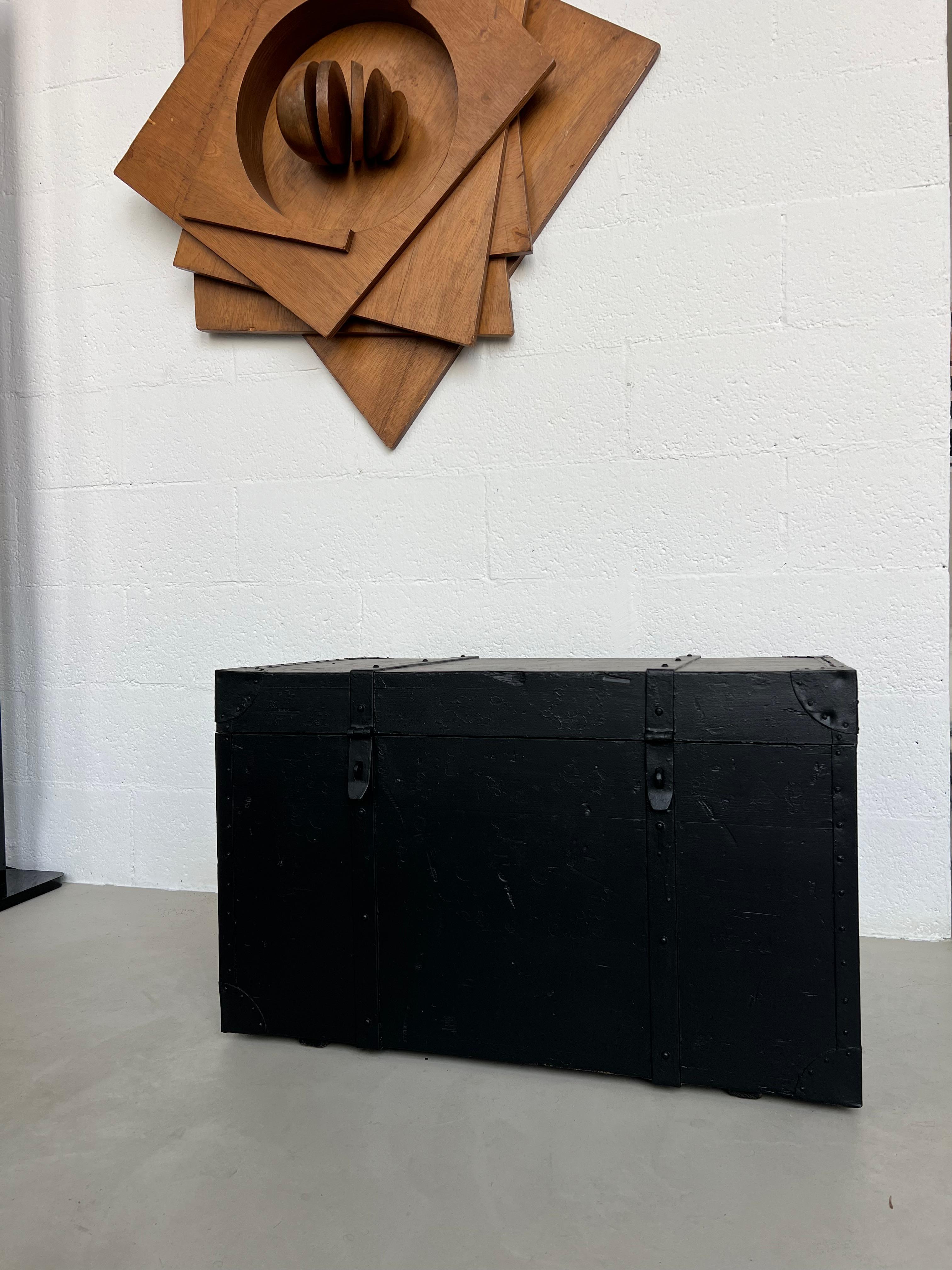 Malle noire vintage ex militaire, banc solide de style avec rangement verrouillable. Bon état - En vente à Milano, IT