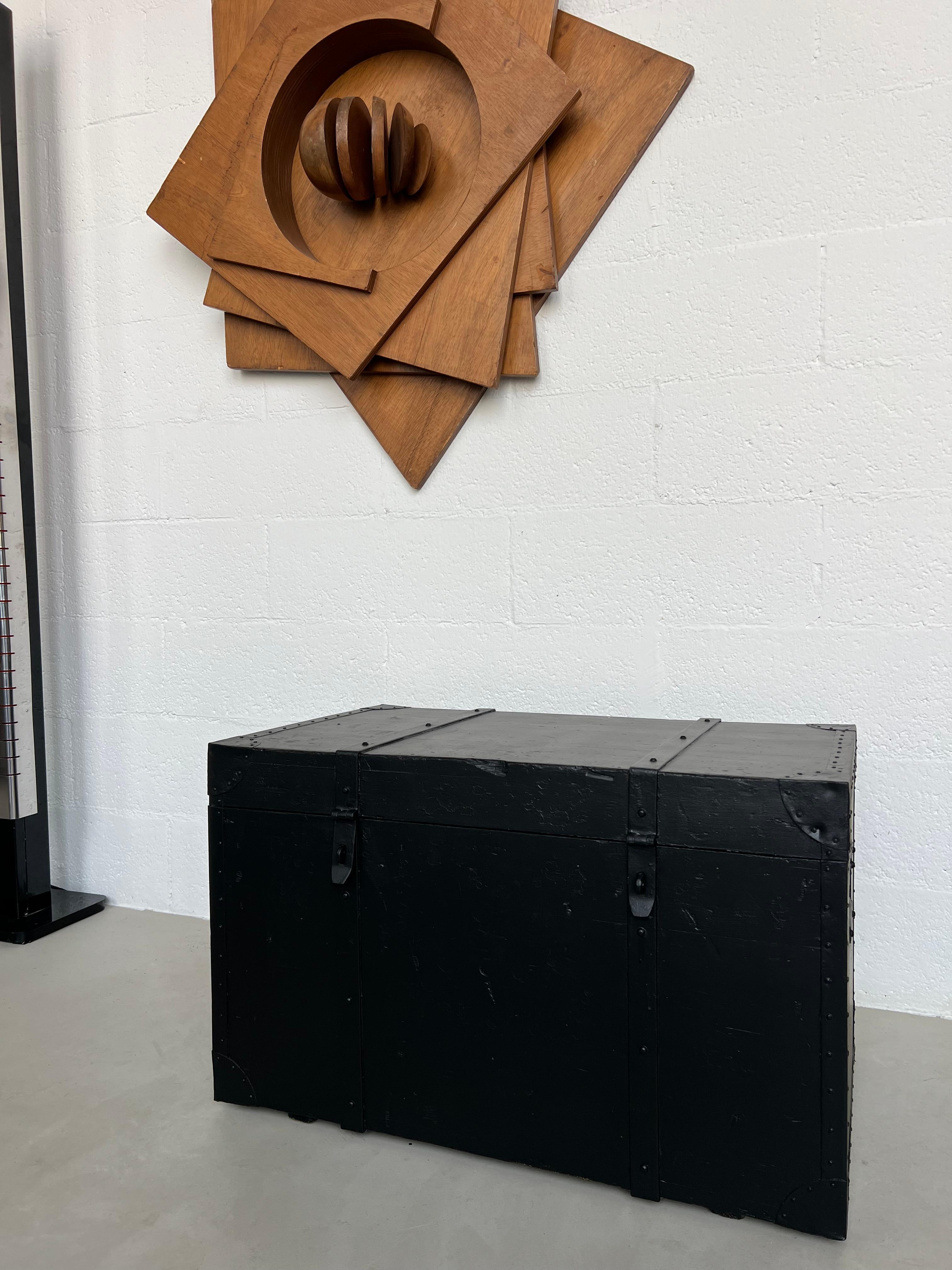 Début du 20ème siècle Malle noire vintage ex militaire, banc solide de style avec rangement verrouillable. en vente