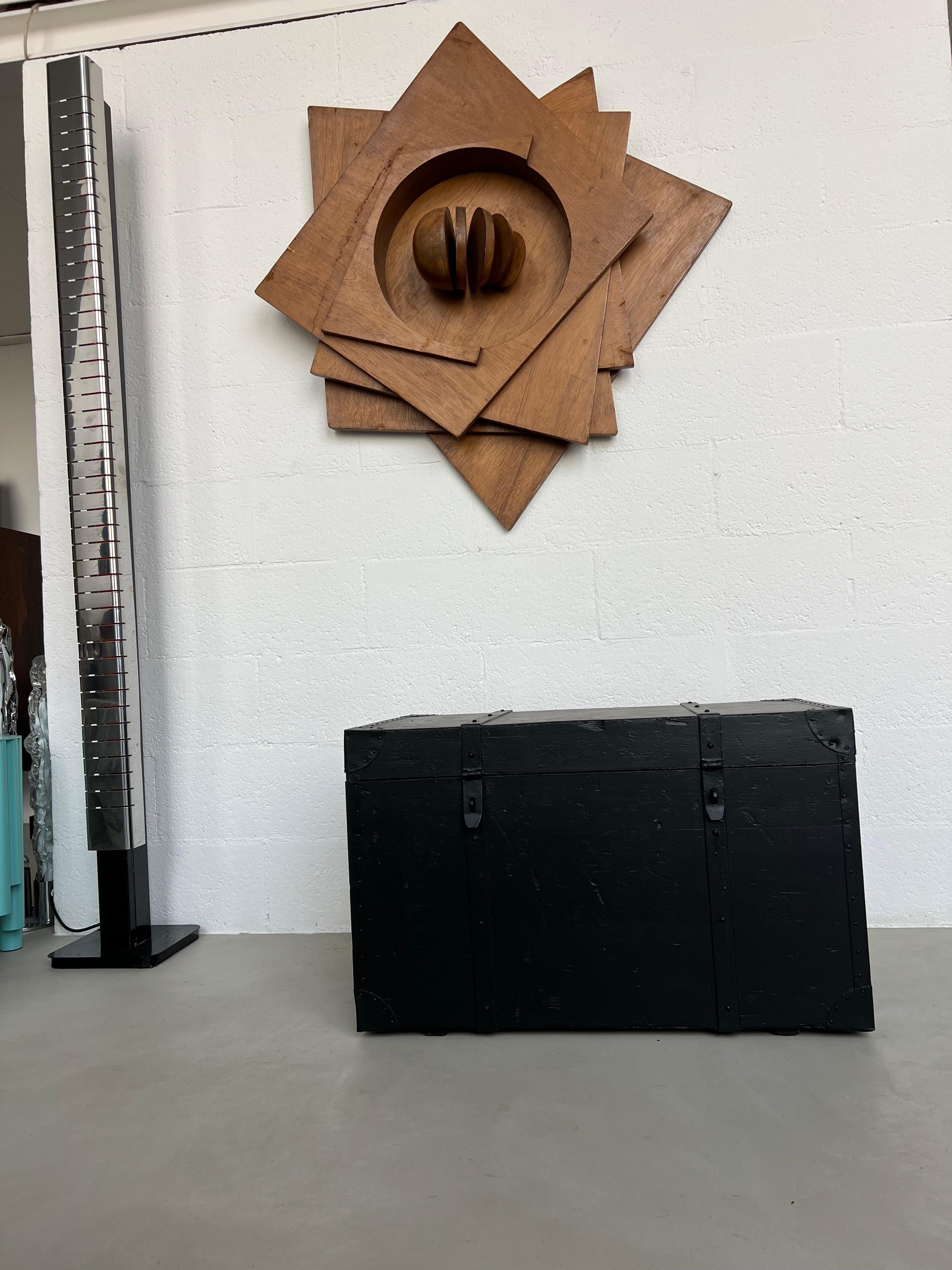 Bois Malle noire vintage ex militaire, banc solide de style avec rangement verrouillable. en vente