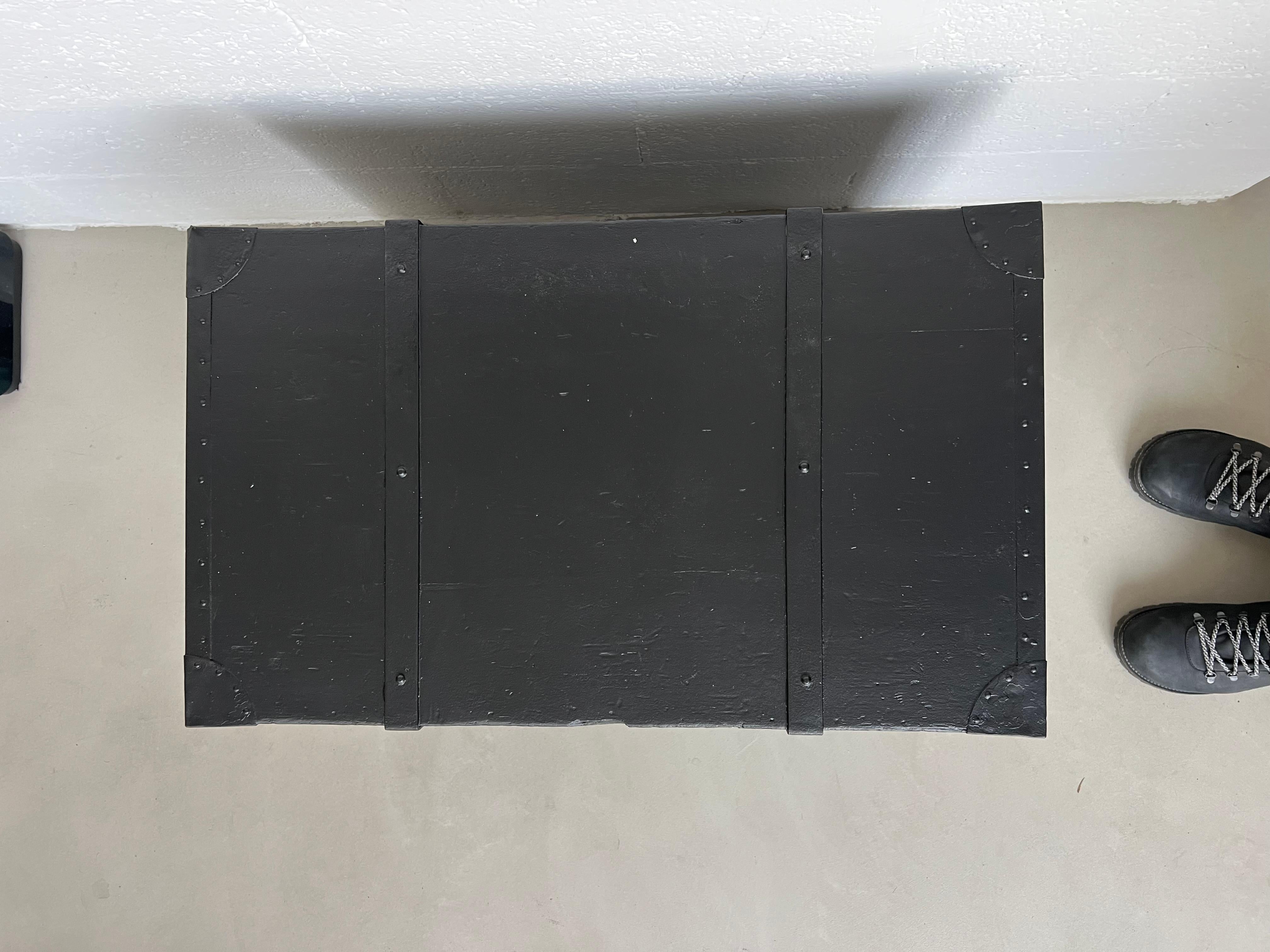 Malle noire vintage ex militaire, banc solide de style avec rangement verrouillable. en vente 1