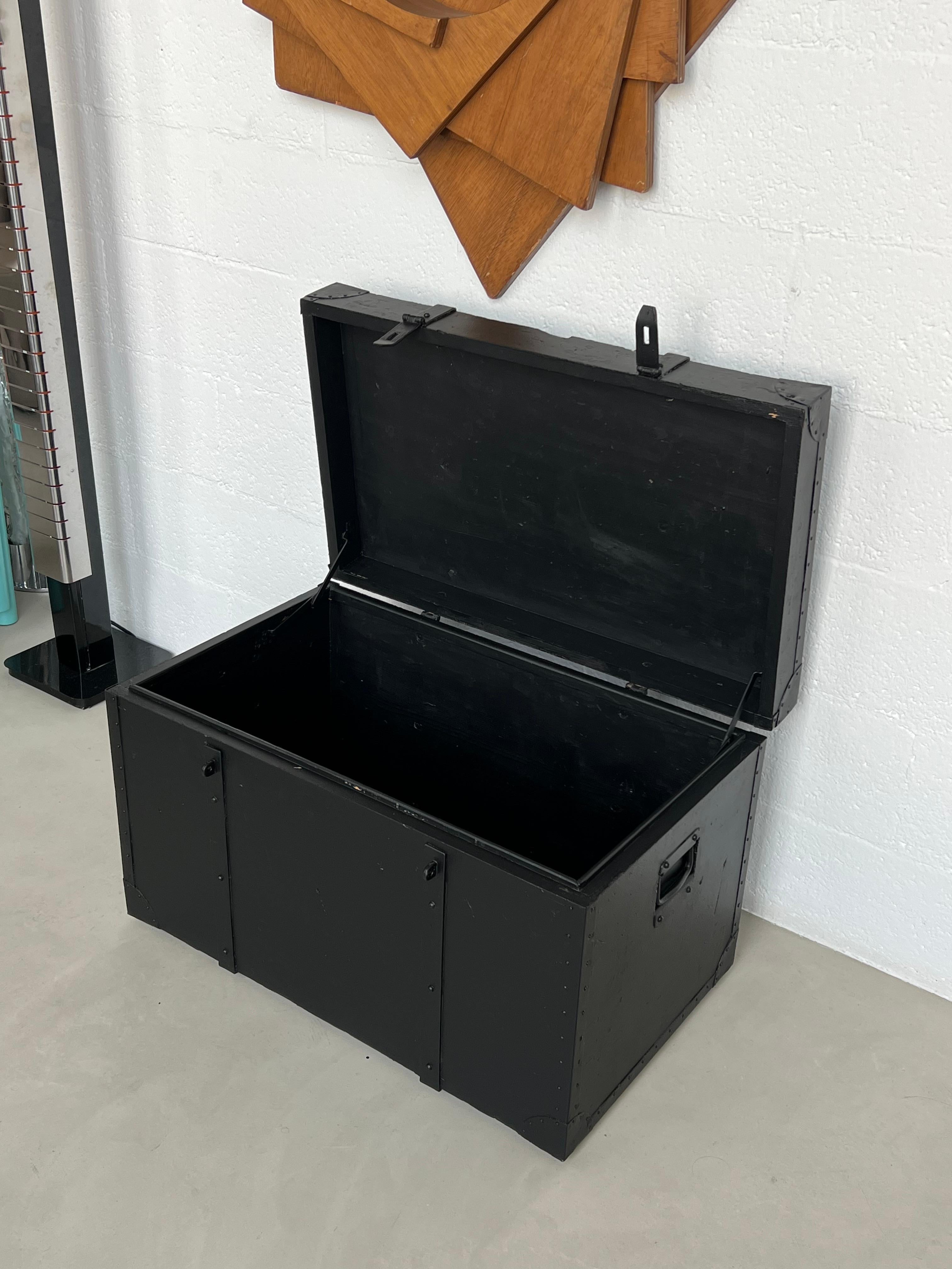 Malle noire vintage ex militaire, banc solide de style avec rangement verrouillable. en vente 2