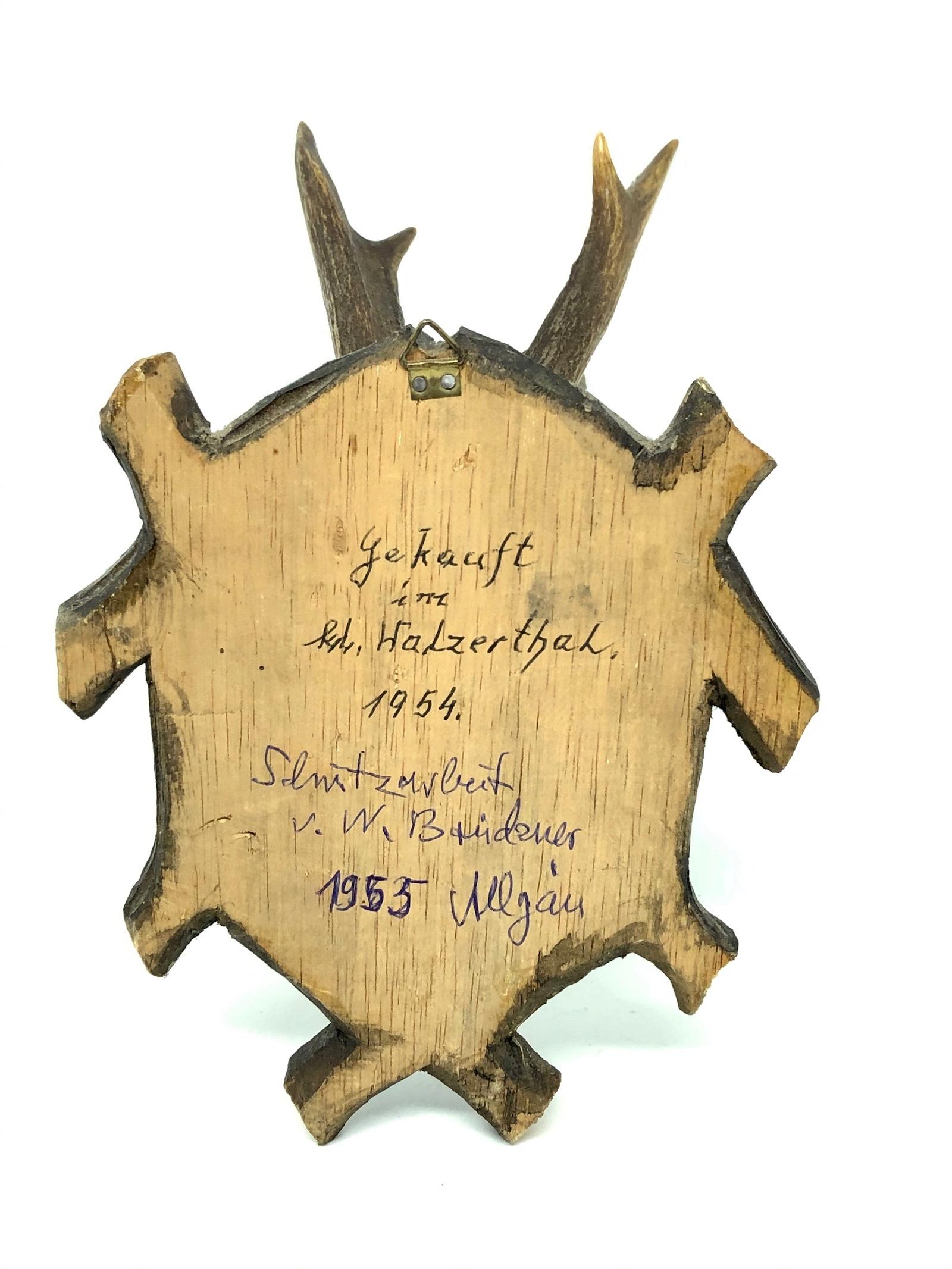 Vintage Black Forest Deer Antler Trophy on Wood Carved Plaque, German, 1950s In Good Condition In Nuernberg, DE