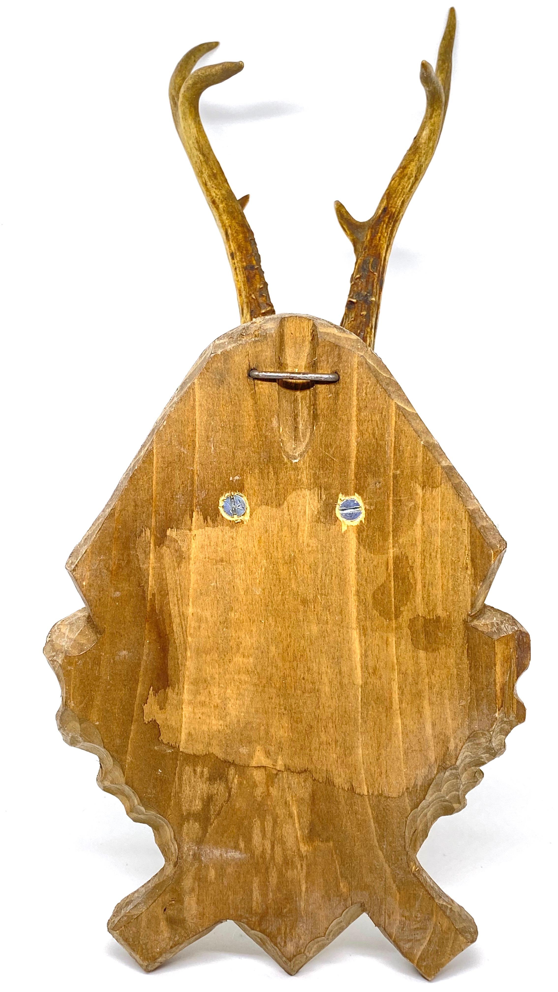 Milieu du XXe siècle Trophée vintage en bois de cerf de la Forêt-Noire sur plaque en bois sculpté, Allemagne, années 1960 en vente