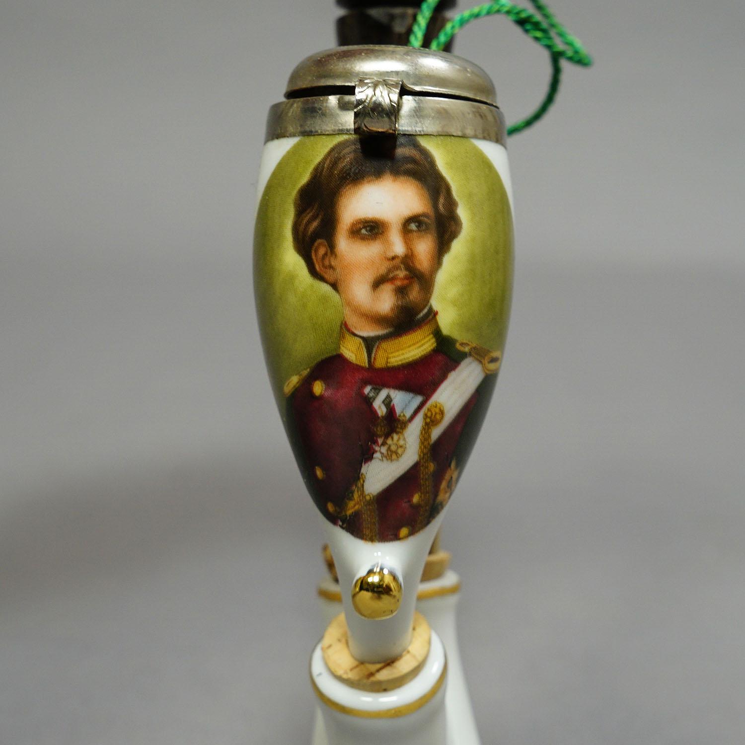 Vintage Black Forest Porcellaine Tobacco Pipe with King Ludwig II In Good Condition For Sale In Berghuelen, DE