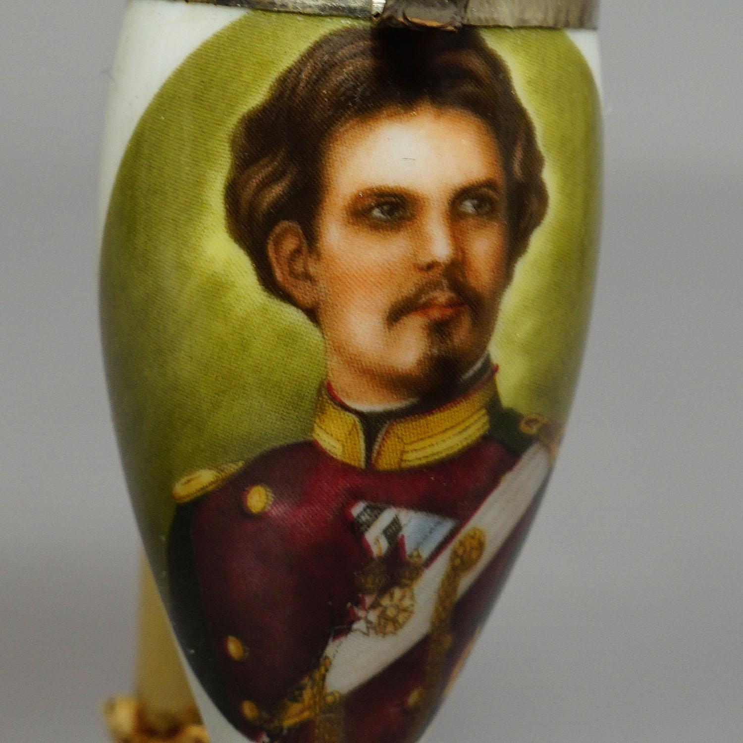 Vintage Black Forest Porcellaine Tobacco Pipe with King Ludwig II For Sale 1