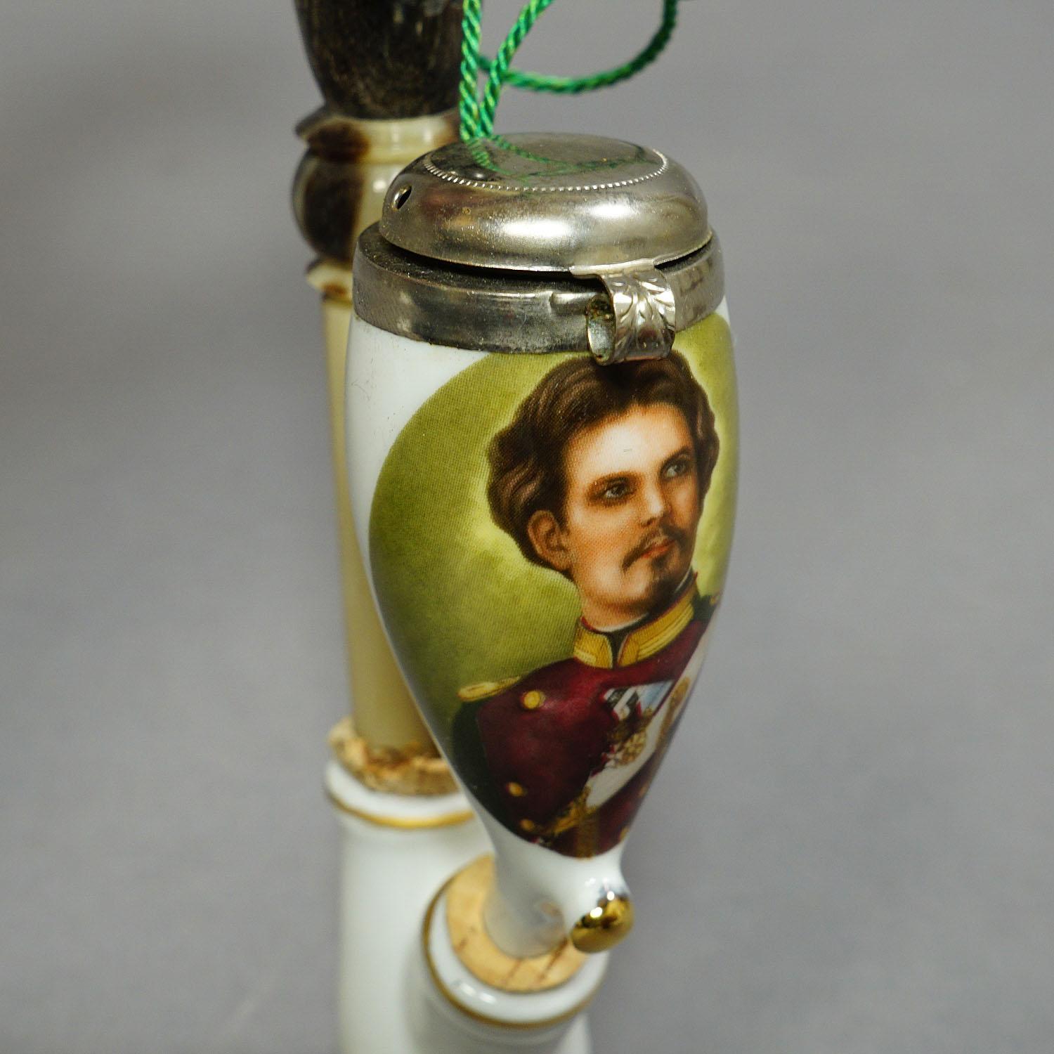 Pipe à tabac vintage en porcelaine de Black Forest avec le roi Ludwig II en vente 1