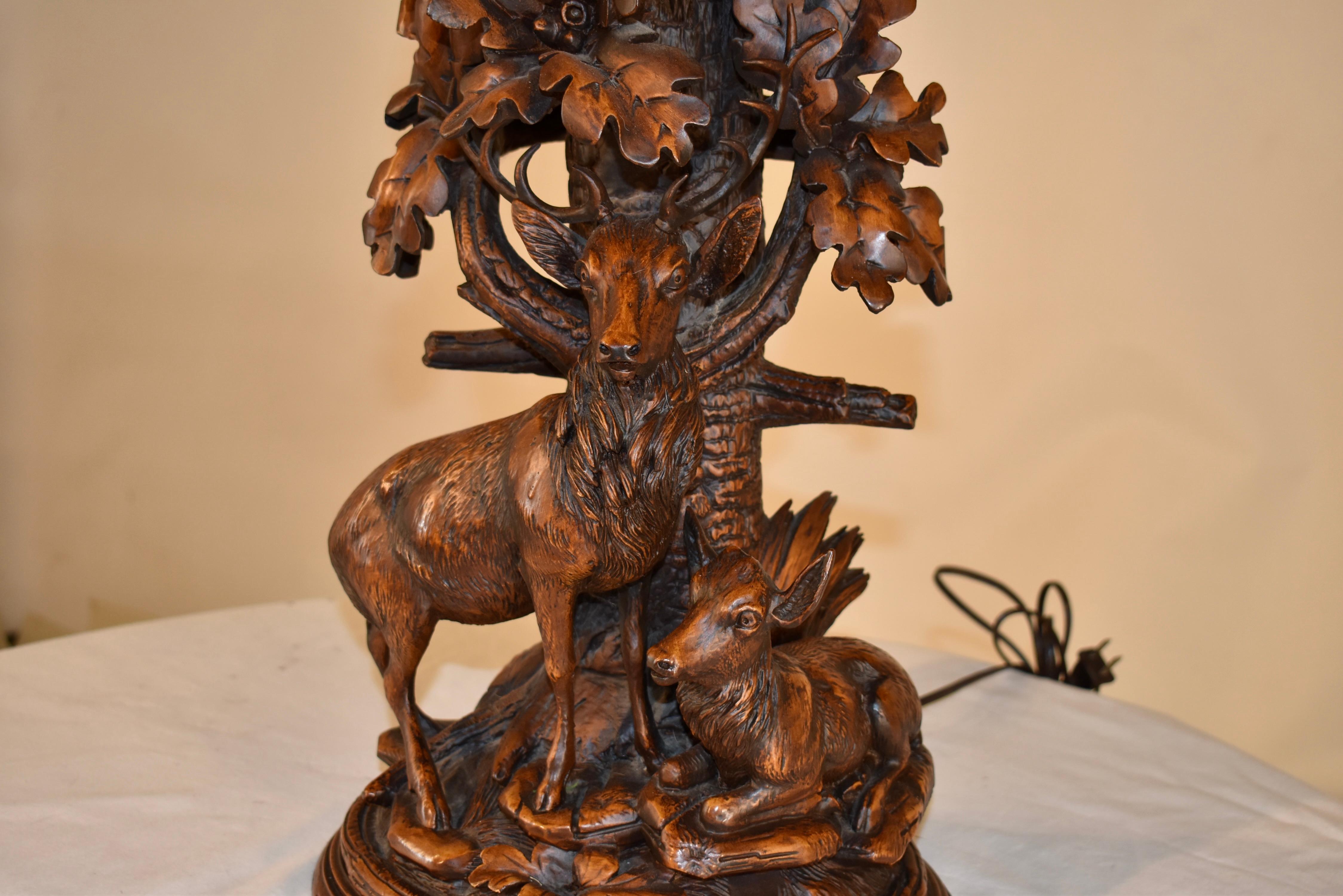 Dipinto a mano Lampada d'epoca in stile Black Forest con due cervi in vendita