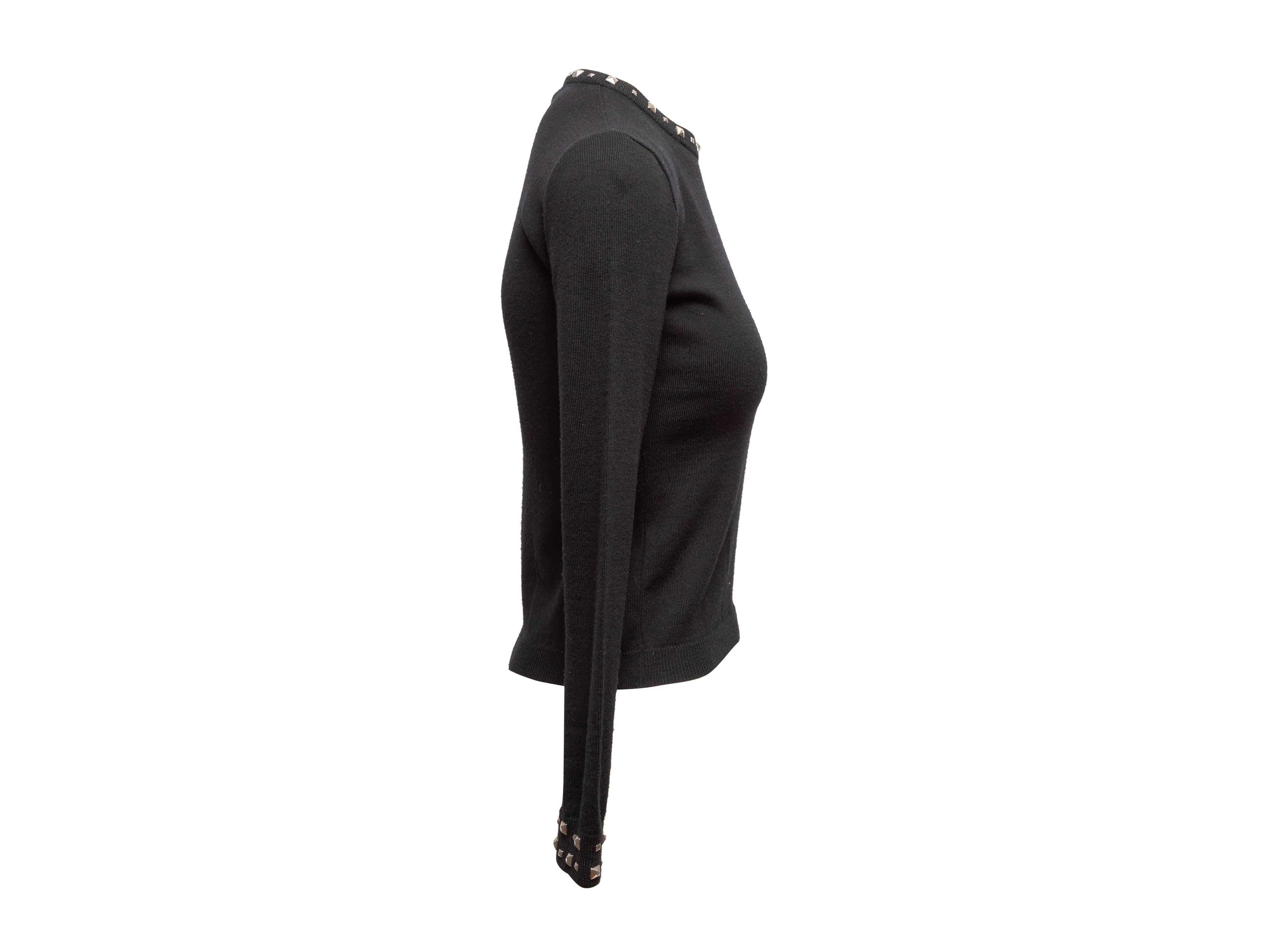 Produkt-Details: Schwarzer Pullover mit Nieten aus Wolle von Gianni Versace Couture. Ca. 1998. Rundhalsausschnitt. Lange Ärmel. 30