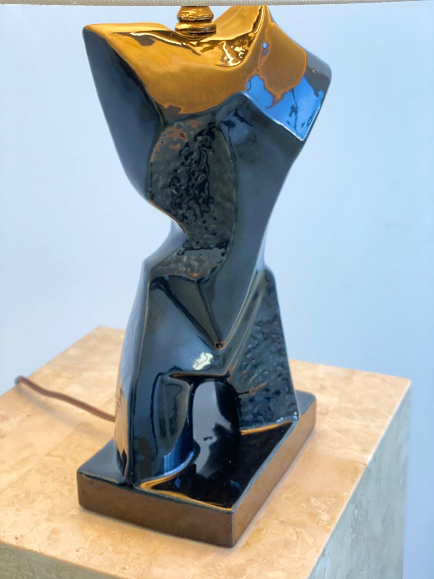 Lampe buste cubiste vintage en céramique émaillée noire attribuée à Heifetz, années 1950 Bon état - En vente à Long Island City, NY