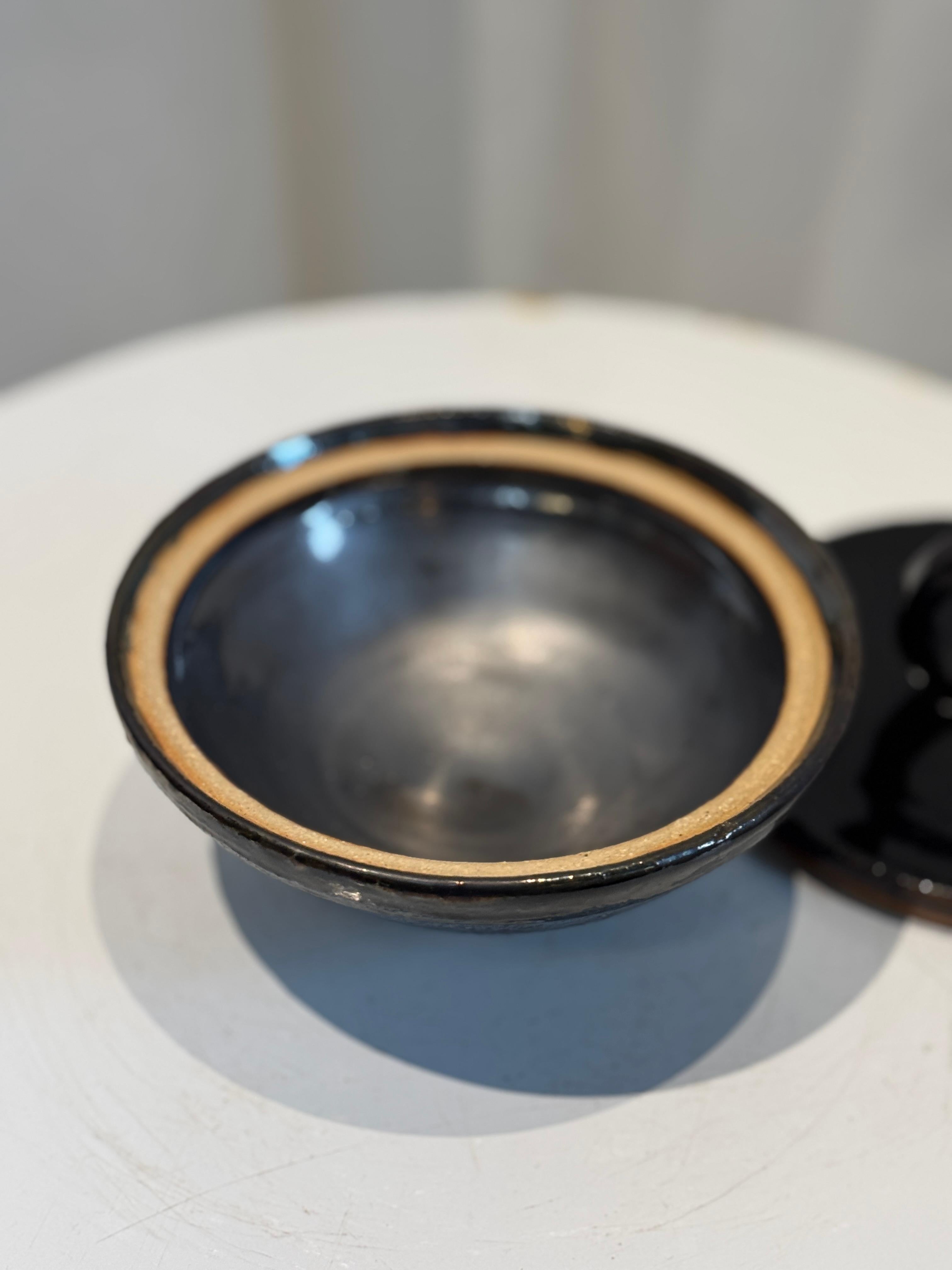 Cuenco vintage de cerámica esmaltada negra con tapa y asa anular escultórica Rústico en venta