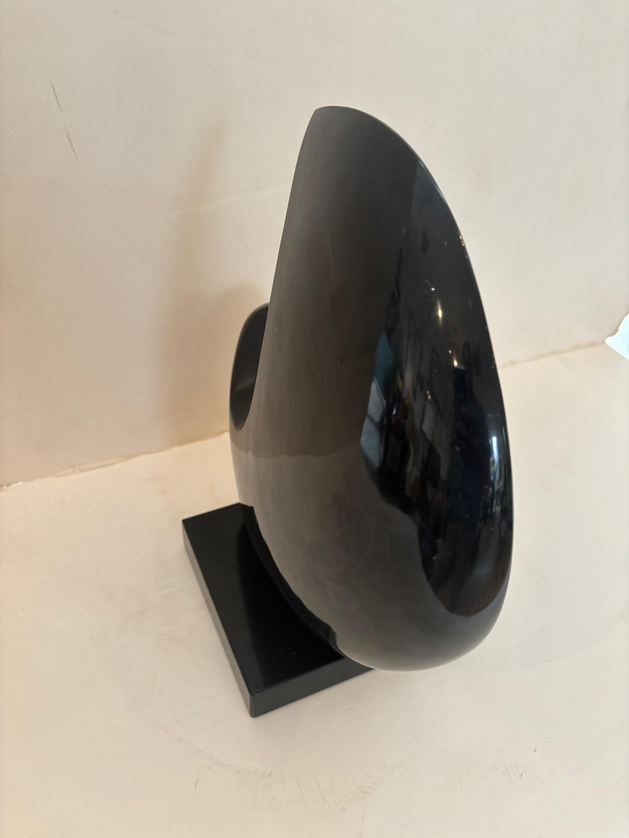 Scultura astratta in granito nero smaltato vintage su base quadrata in granito nero