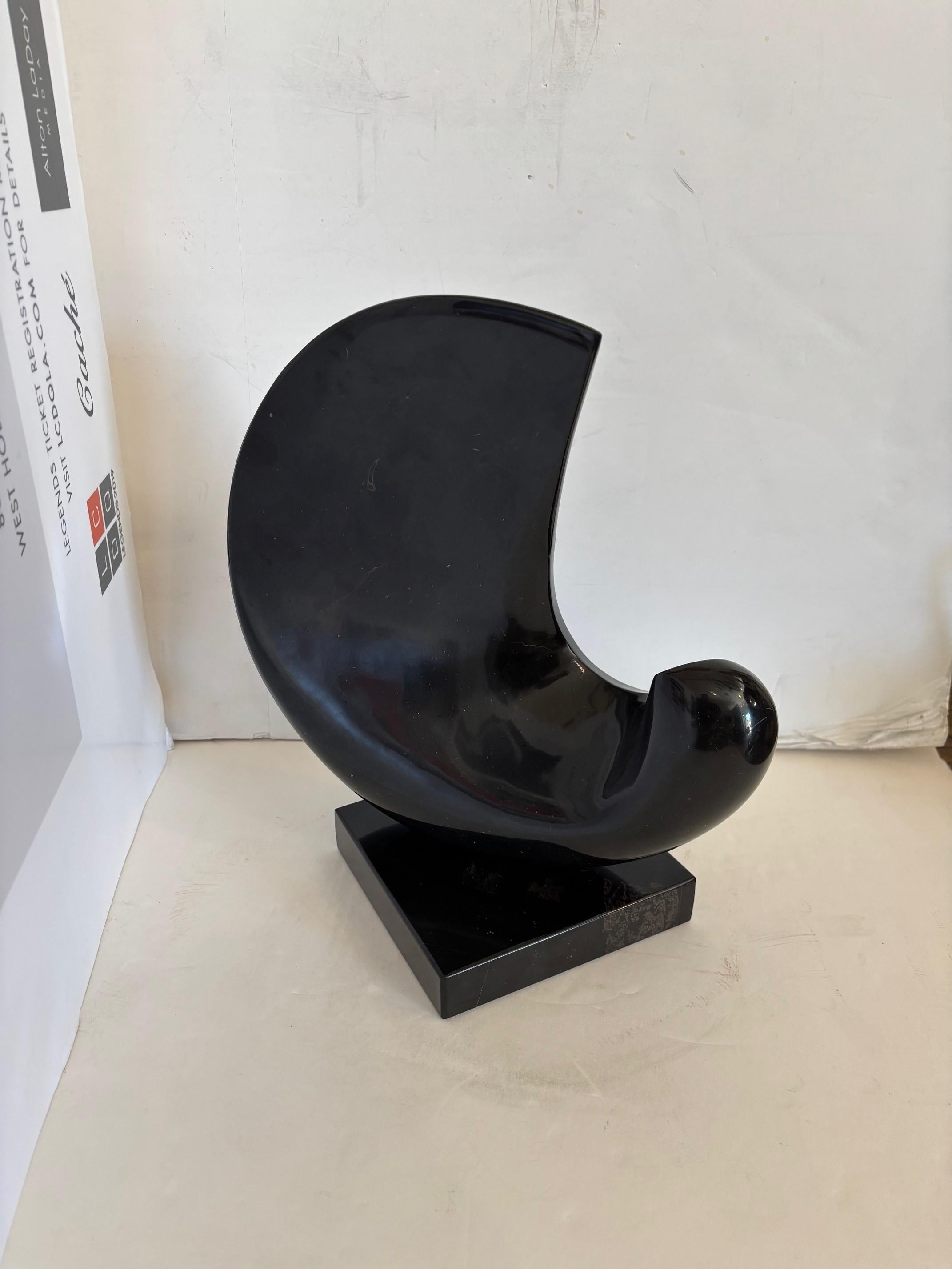 Scultura astratta vintage in granito smaltato nero su base quadrata in granito nero in vendita 2
