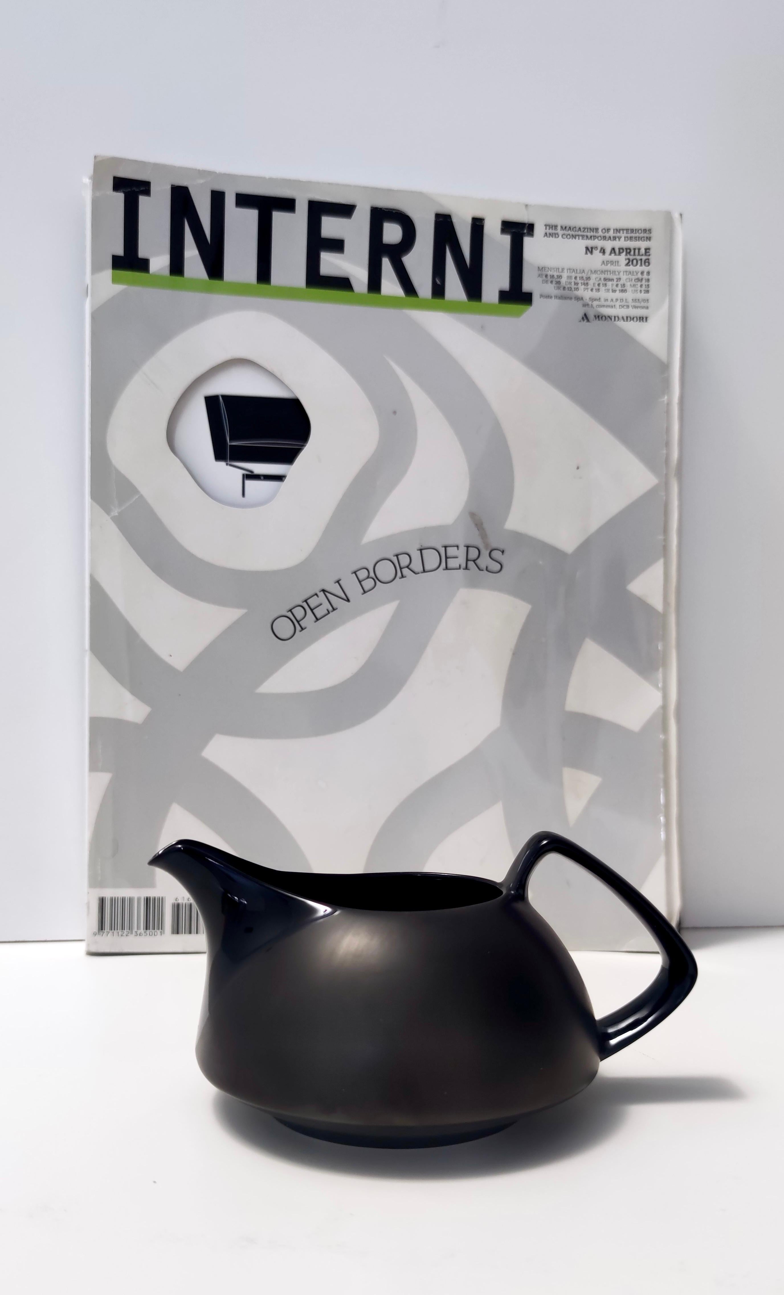 Milchkrug aus schwarz glasiertem Porzellan von Walter Gropius für Rosenthal (Postmoderne) im Angebot