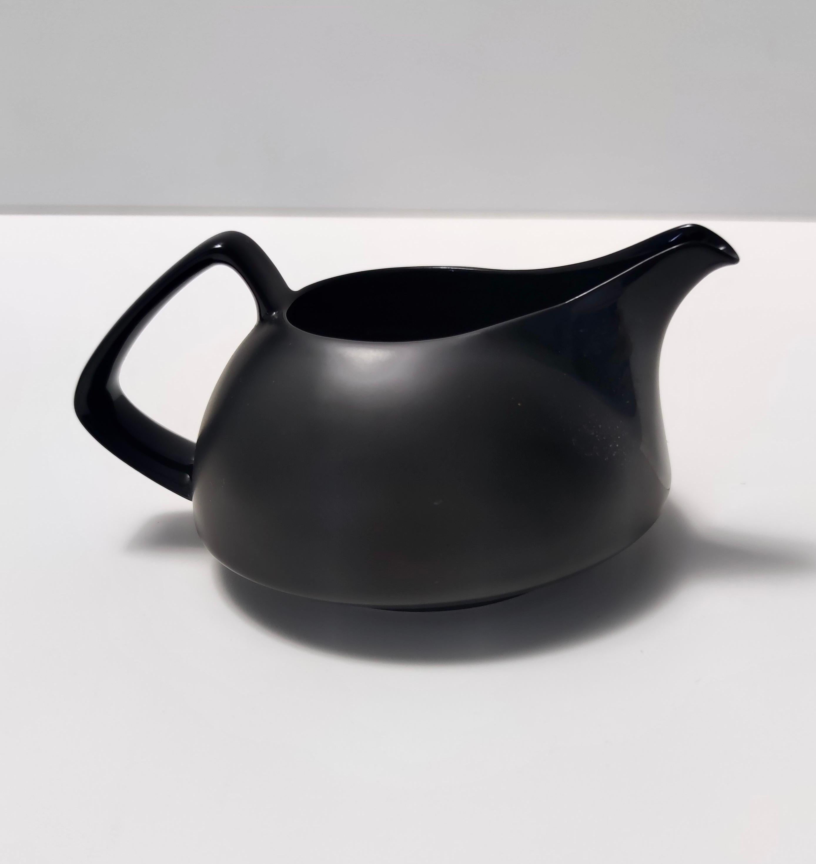 Milchkrug aus schwarz glasiertem Porzellan von Walter Gropius für Rosenthal (Mitte des 20. Jahrhunderts) im Angebot