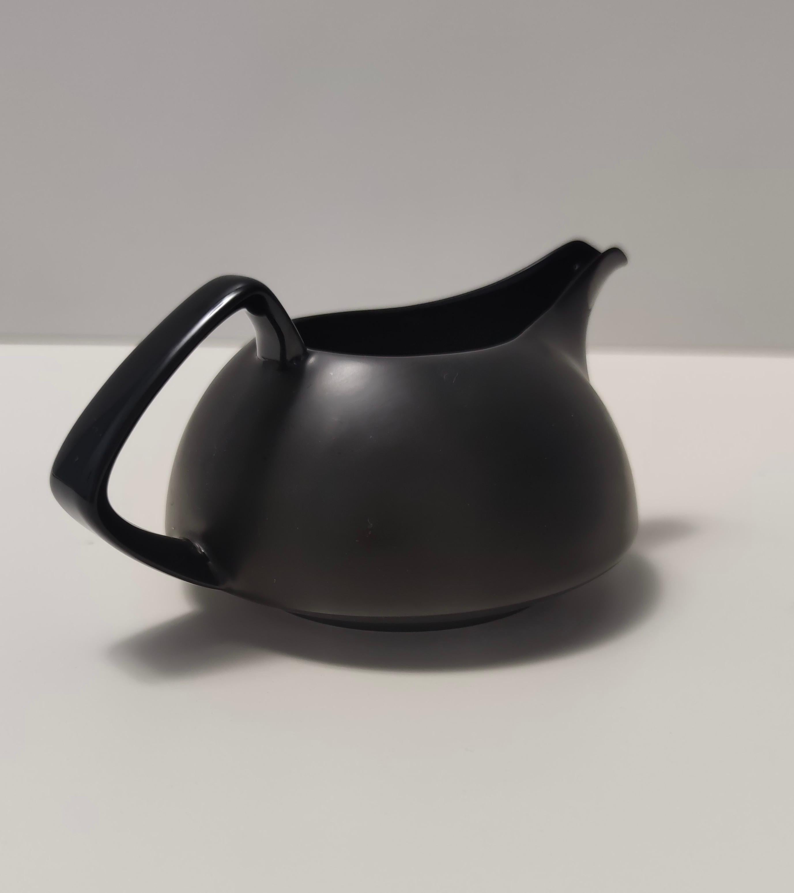 Milchkrug aus schwarz glasiertem Porzellan von Walter Gropius für Rosenthal im Angebot 1