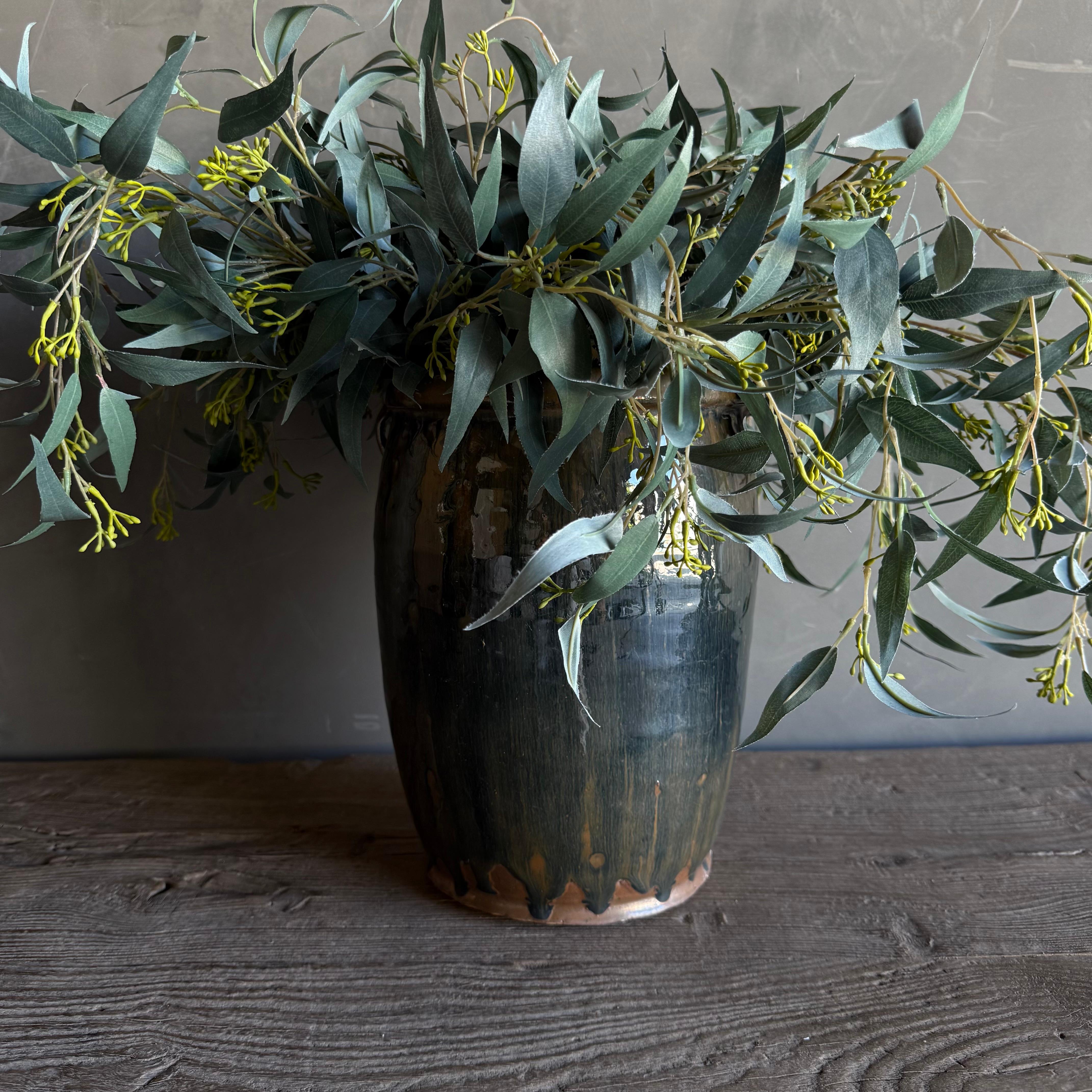 Poterie émaillée noire moyenne, style wabi sabi avec des imperfections parfaites.
Taille totale : 8,5 