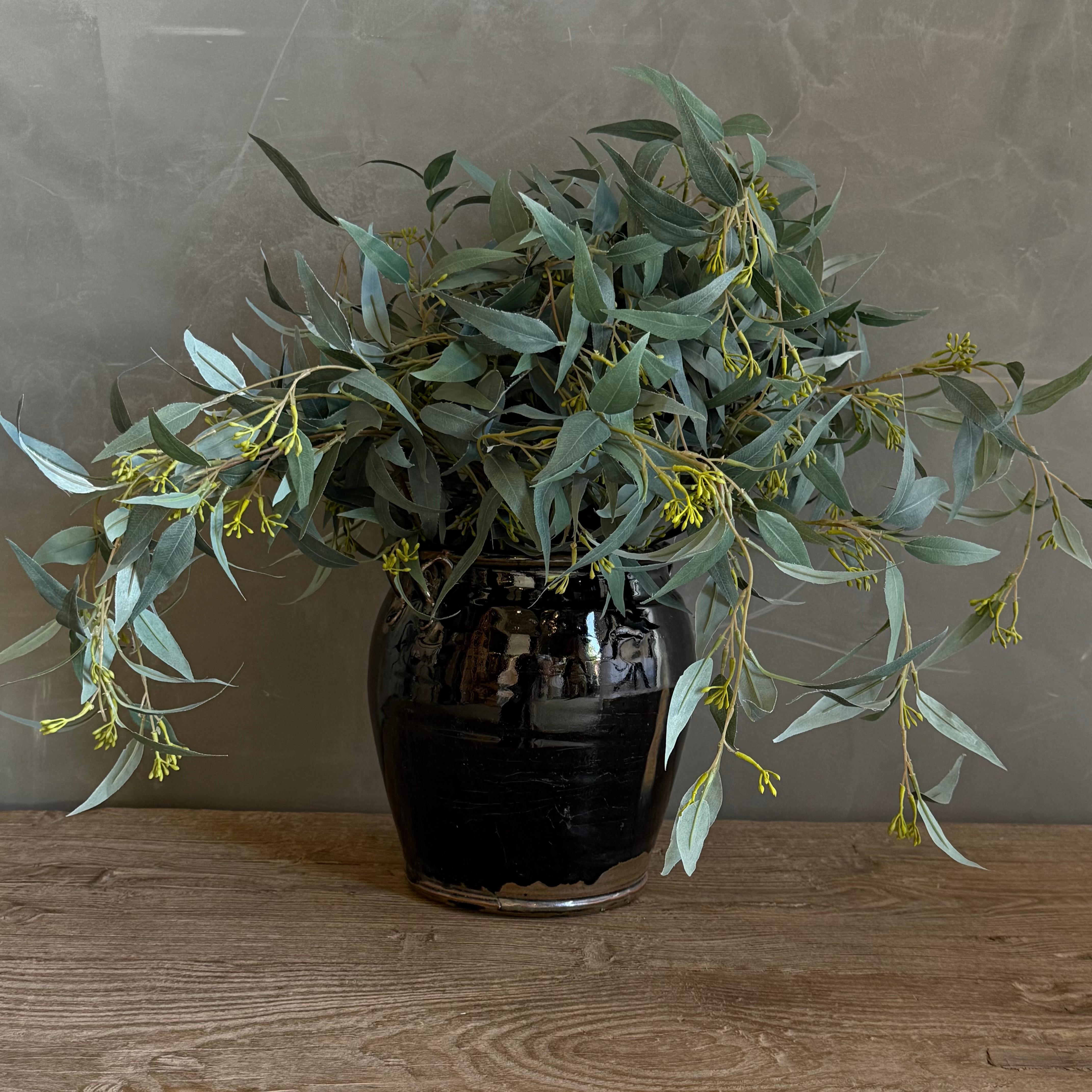 Mittelschwarz glasierte Keramik, wabi sabi Stil mit perfekten Unvollkommenheiten.
Größe: 8,5 
