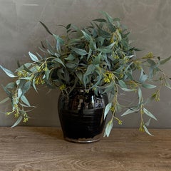 Poterie vintage à glaçure noire dans le style Wabi Sabi