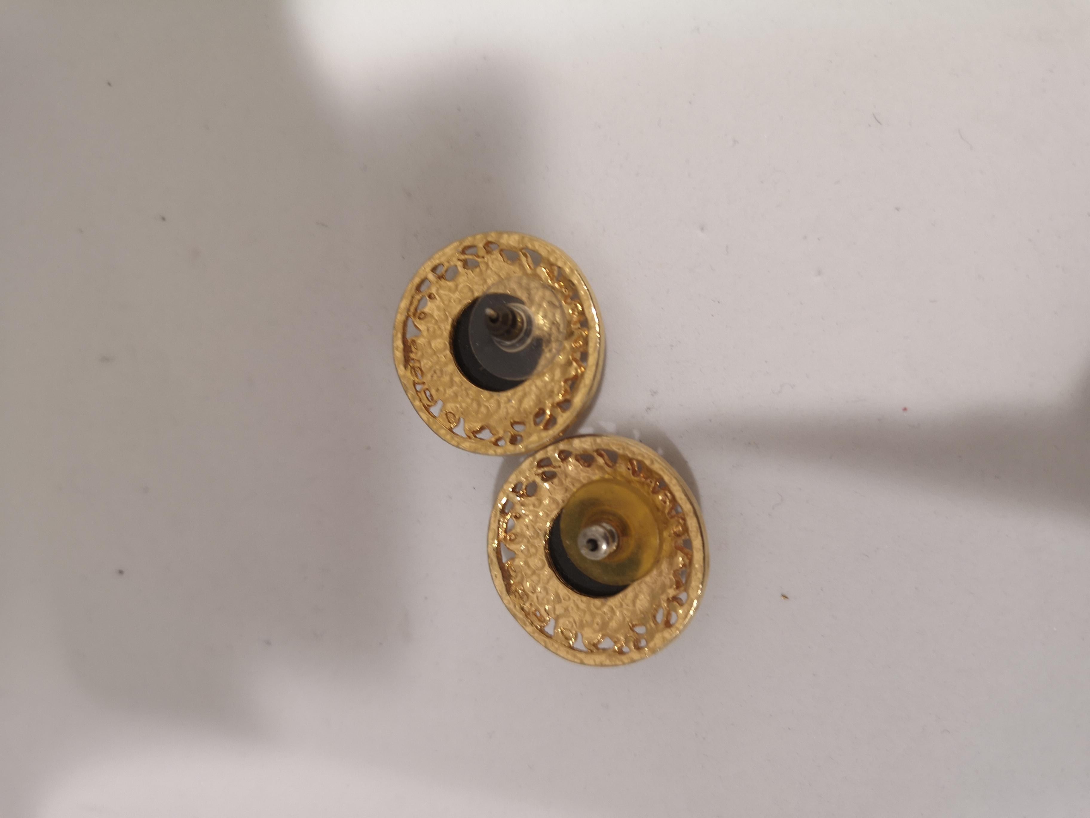 Vintage black gold earrings
3 x 3 cm