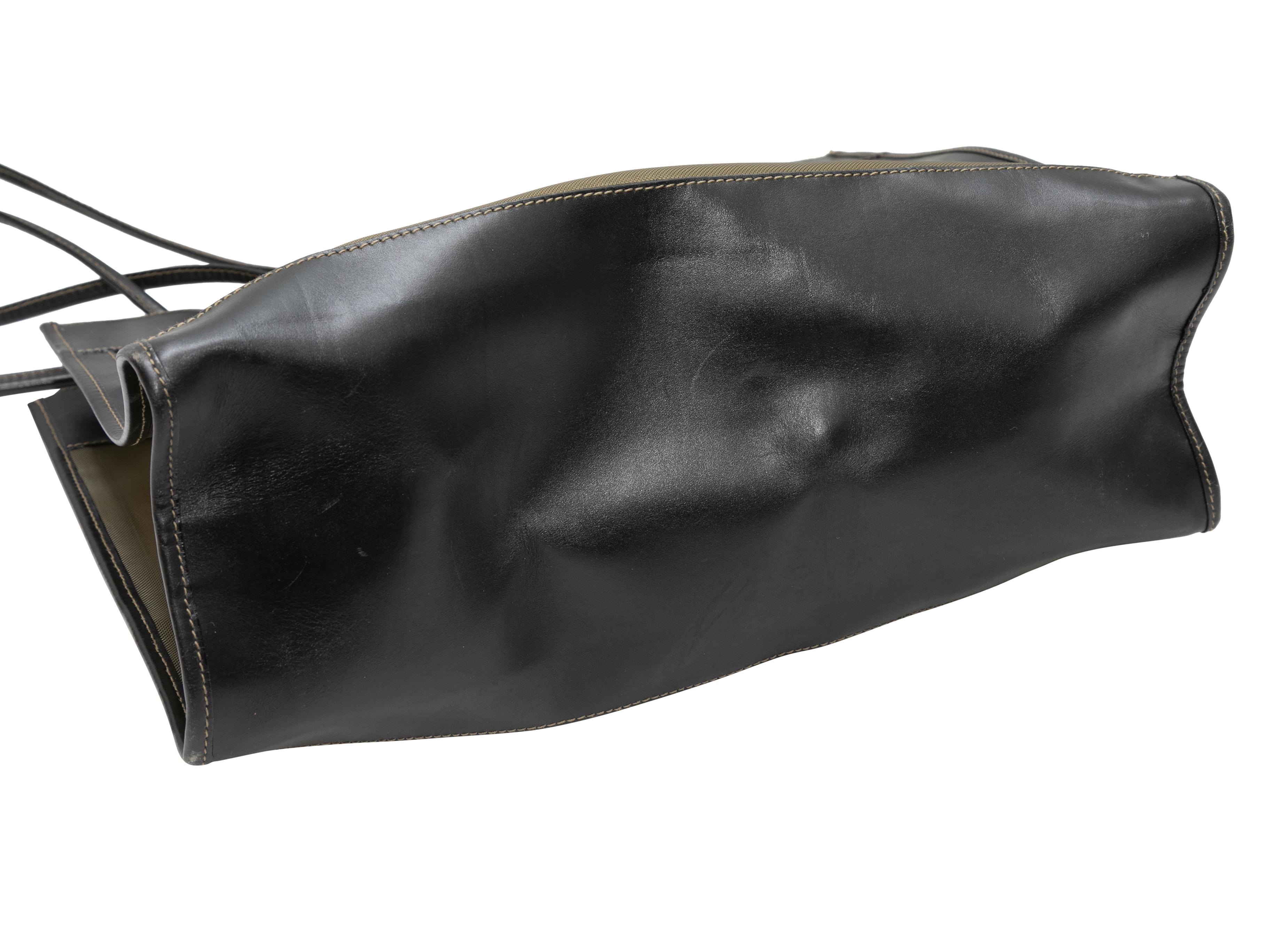 Vintage Black & Gold Fendi Mesh & Leather Tote Bag. Ce sac fourre-tout est doté d'un corps en cuir et en maille, d'une quincaillerie dorée et de deux bandoulières roulées. 14