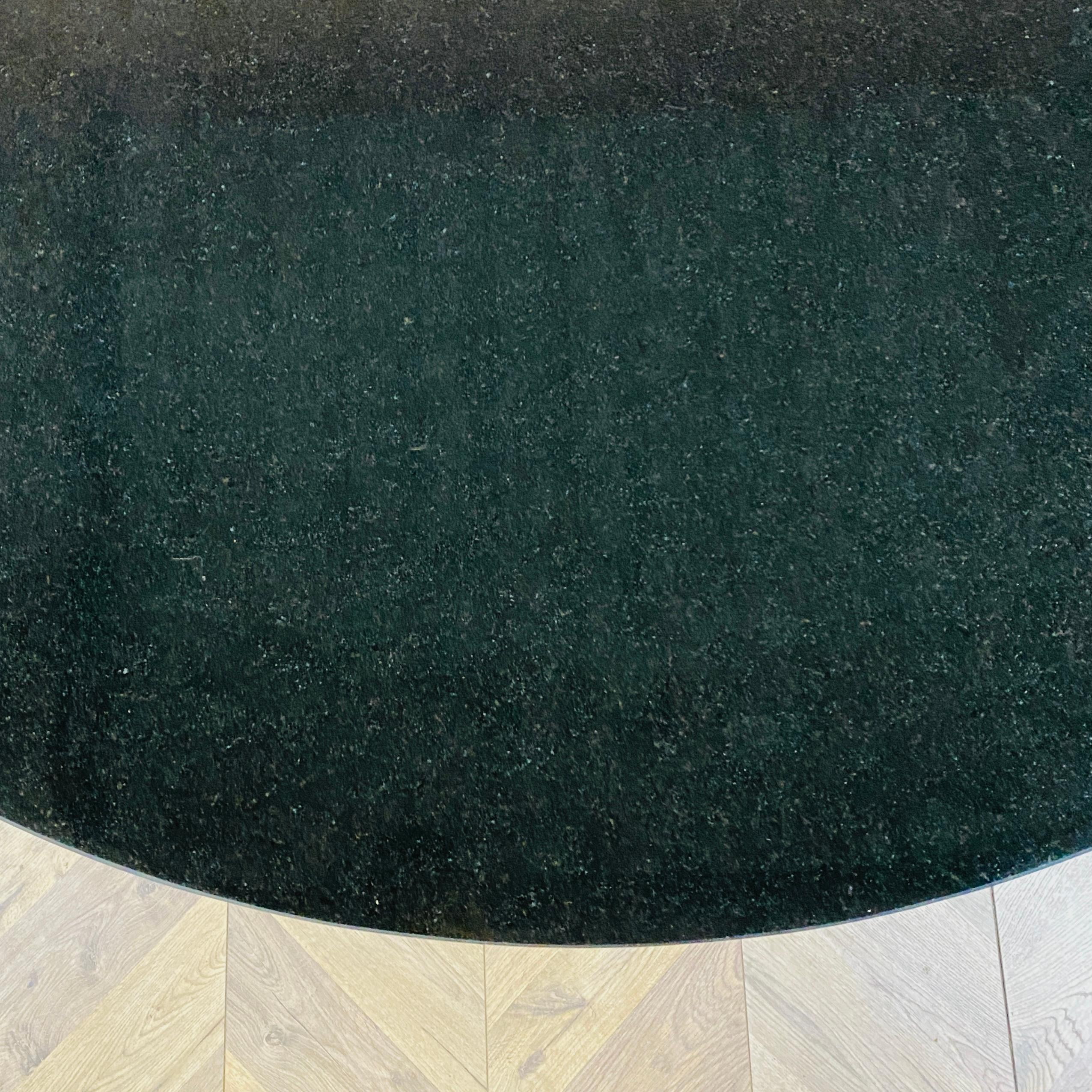 Ein schöner runder Granit- und Chrom-Esstisch im Stil von Eero Saarinens Tulip Table, etwa 1970er Jahre.

Die Tischplatte ist extrem schwer und besteht aus schwarzem Granit.

Der Tisch ist in einem sehr guten Zustand, mit nur kleinen Schrammen,