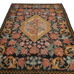 Bessarabischer Vintage-Kelim mit schwarzem Grund und botanischem Muster