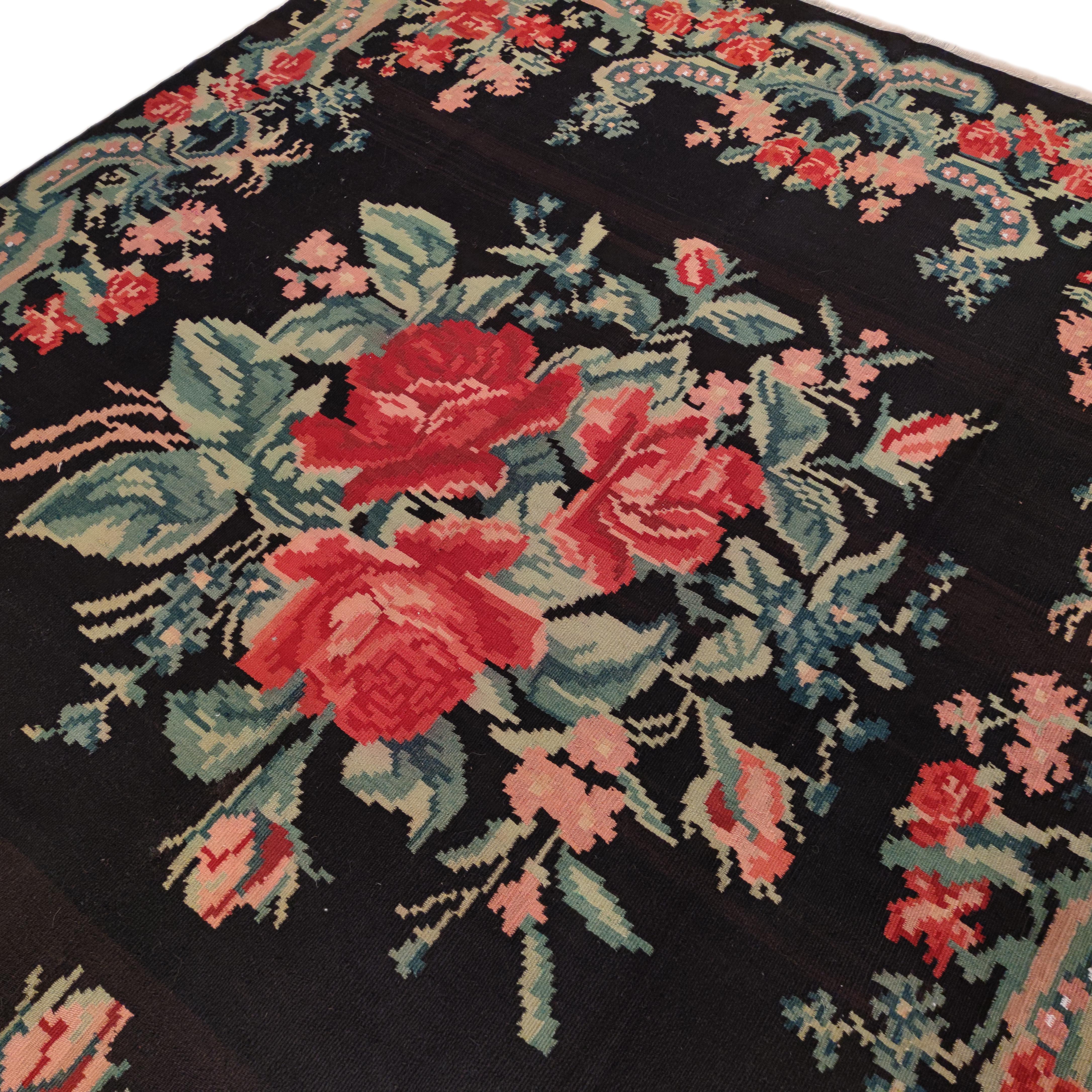 Kilim negro vintage de Besarabia con motivos botánicos Tejido a mano en venta