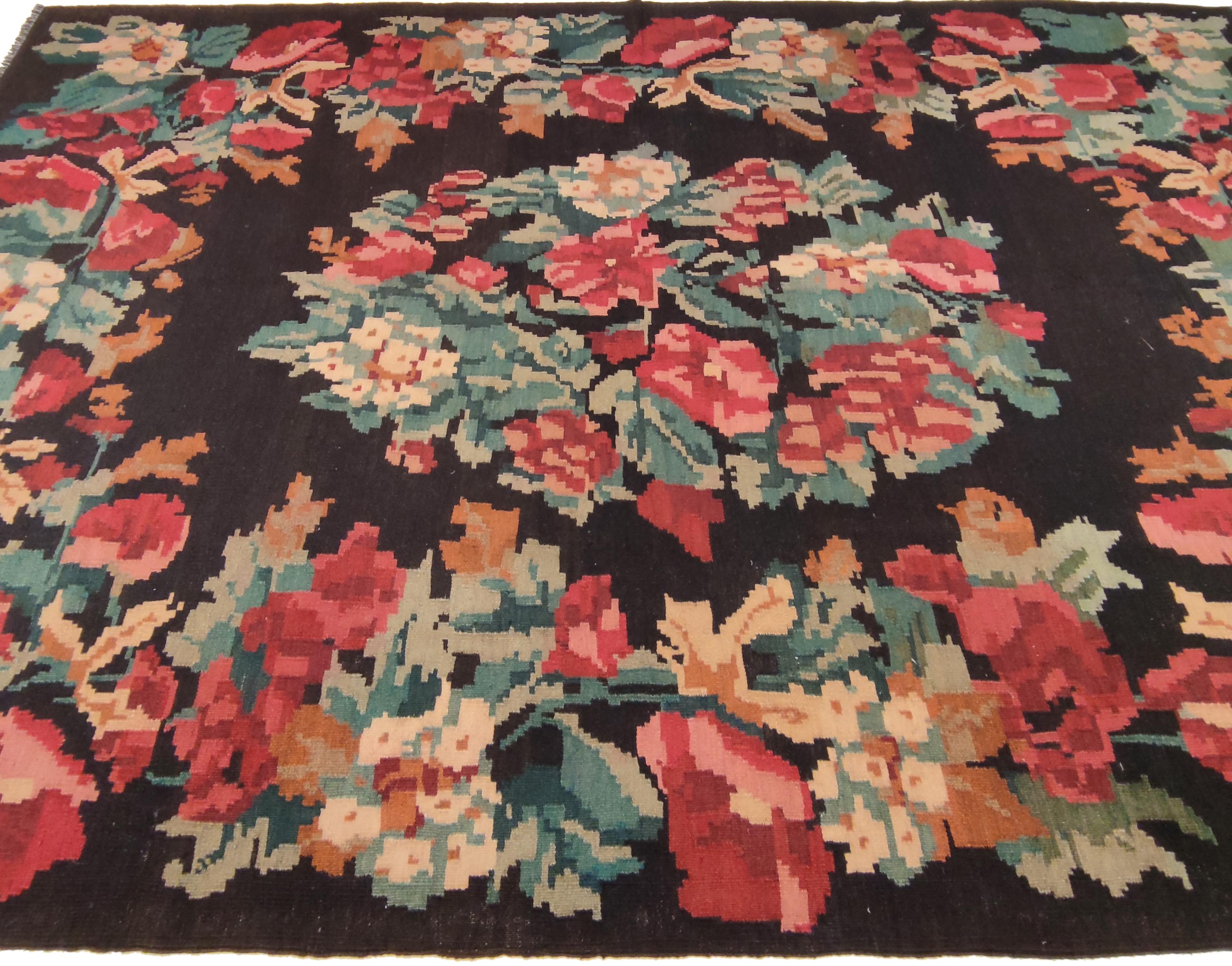 Tessuto a mano Kilim bessarabiano d'epoca a fondo nero con motivi botanici in vendita