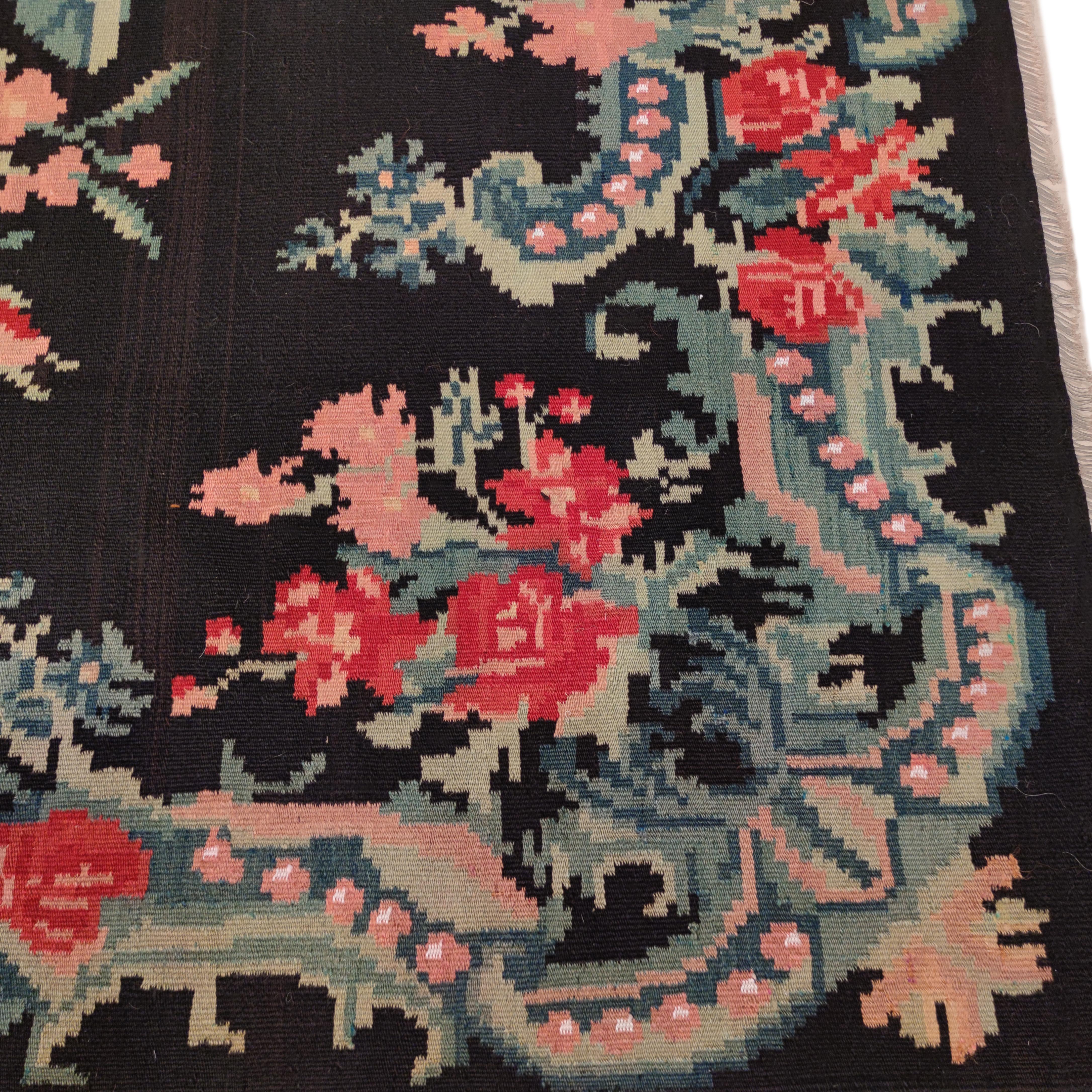 Kilim negro vintage de Besarabia con motivos botánicos en Excelente estado para la venta en Milan, IT