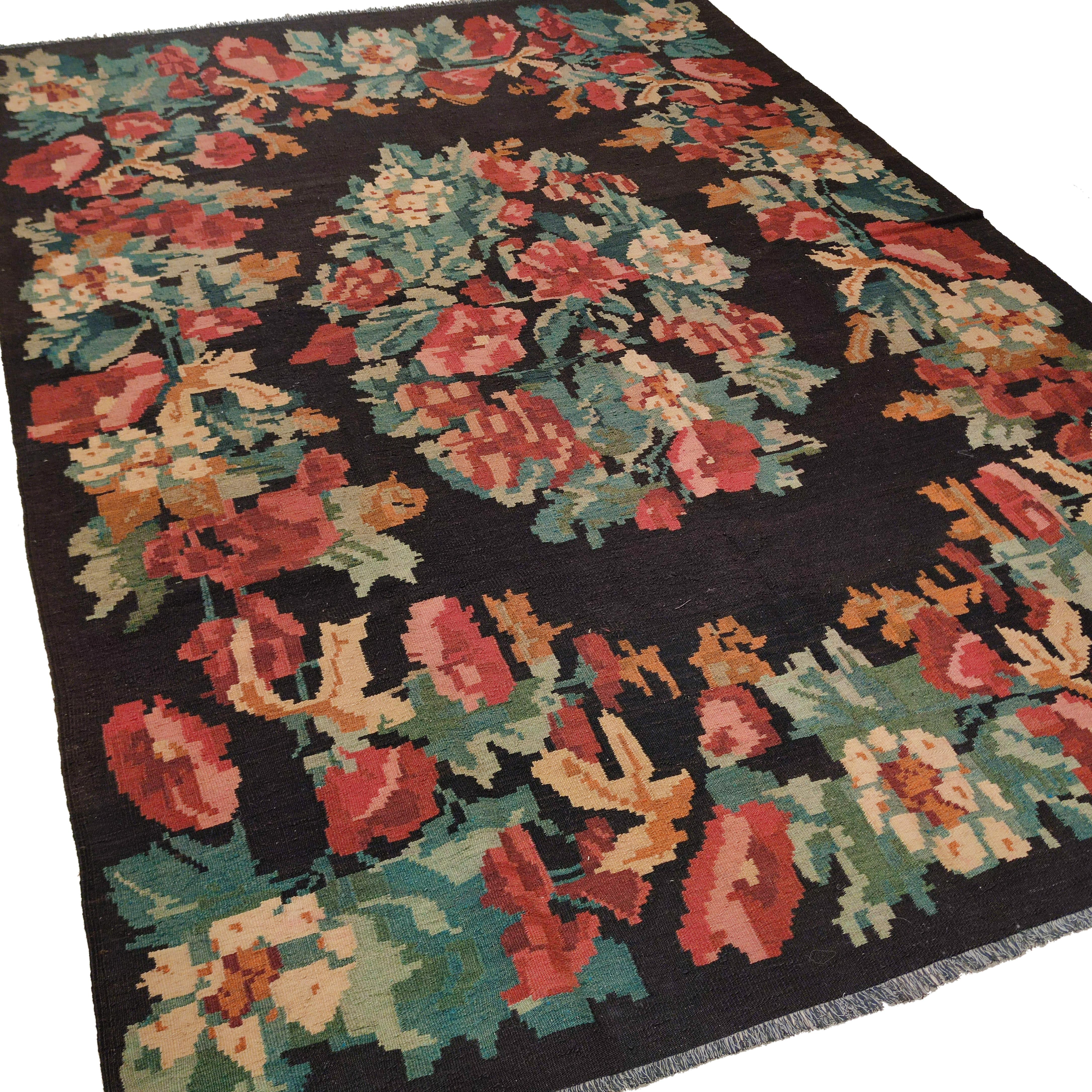 Kilim bessarabiano d'epoca a fondo nero con motivi botanici In condizioni ottime in vendita a Milan, IT