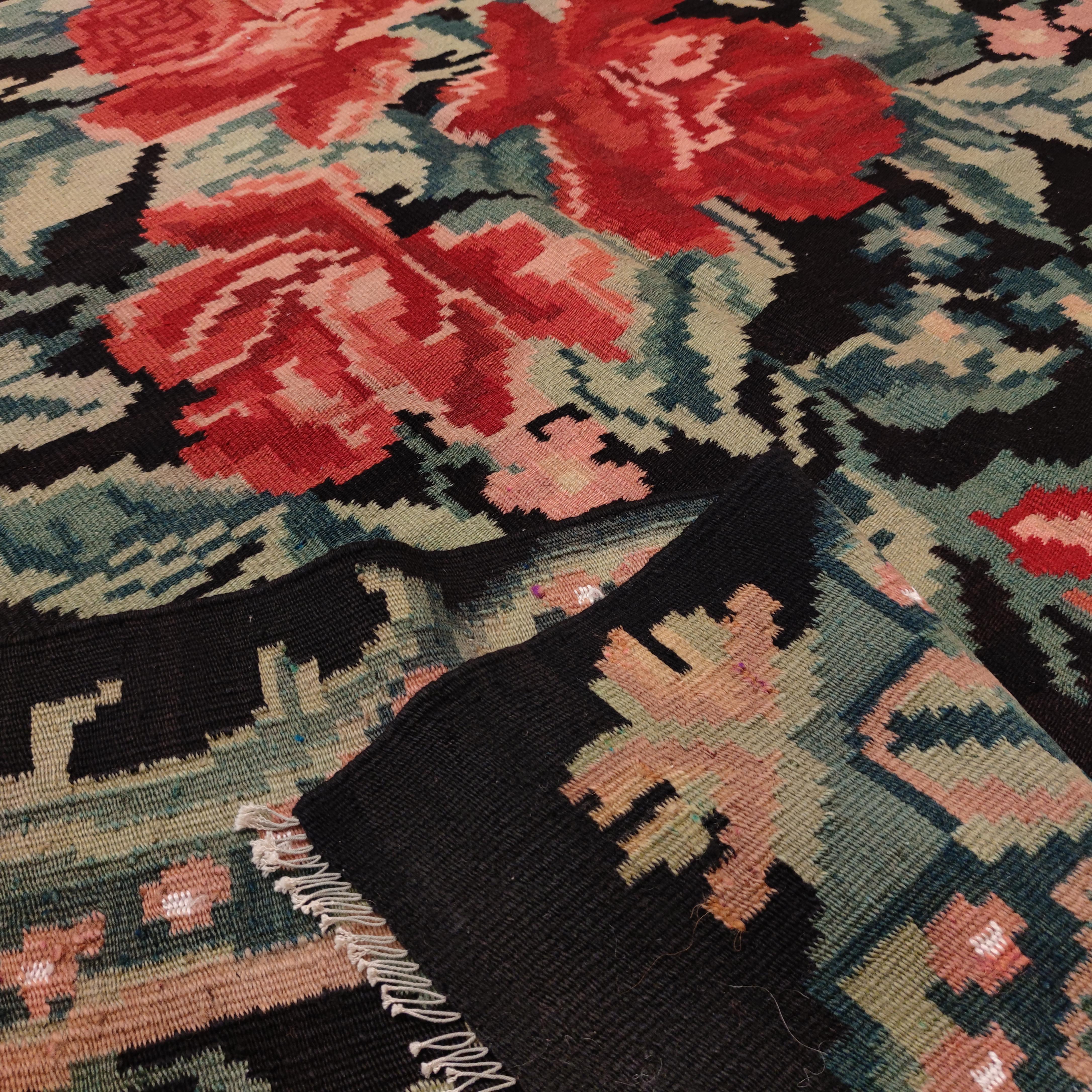 Kilim negro vintage de Besarabia con motivos botánicos mediados del siglo XX en venta
