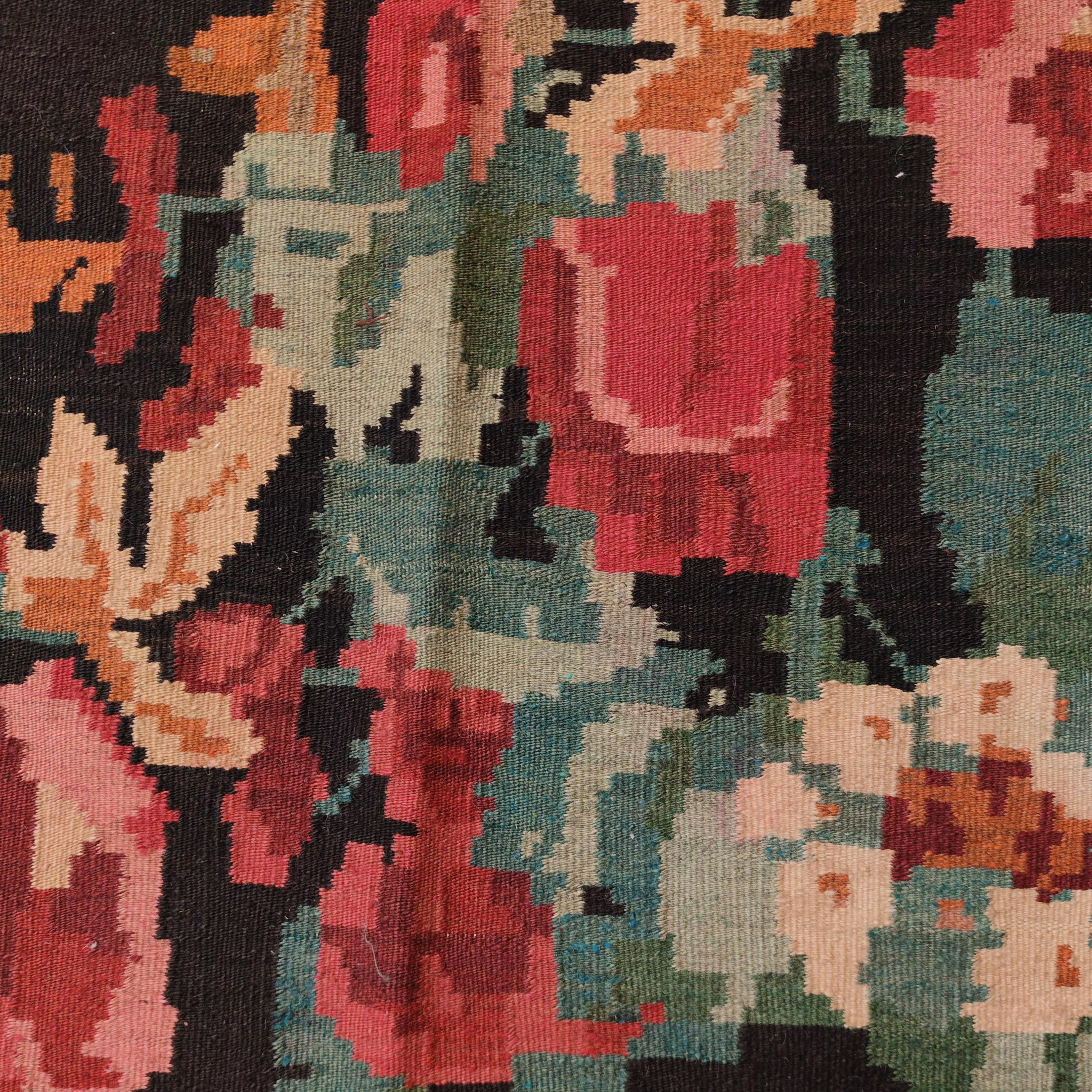 Metà XX secolo Kilim bessarabiano d'epoca a fondo nero con motivi botanici in vendita