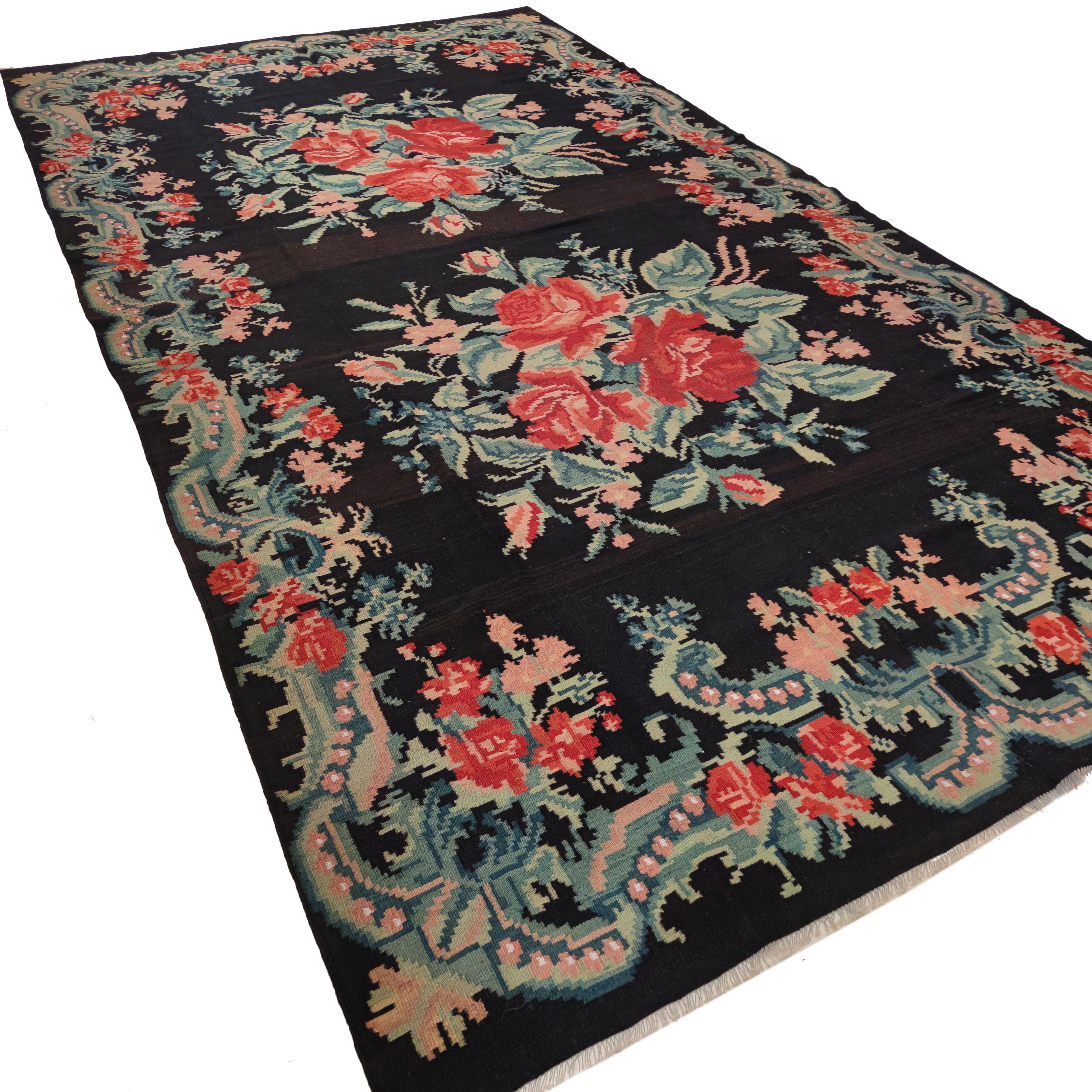 Kilim negro vintage de Besarabia con motivos botánicos Lana en venta