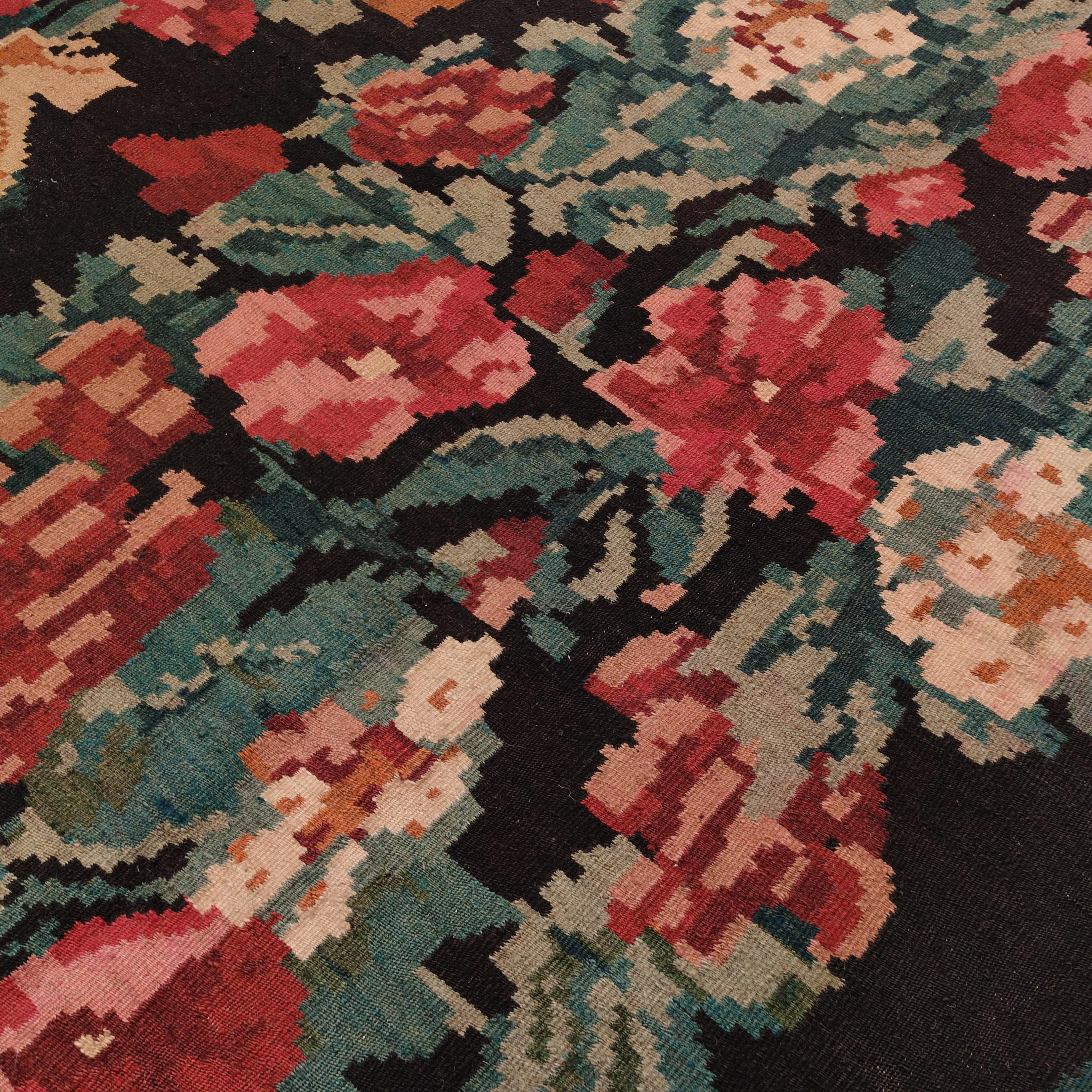 Lana Kilim bessarabiano d'epoca a fondo nero con motivi botanici in vendita