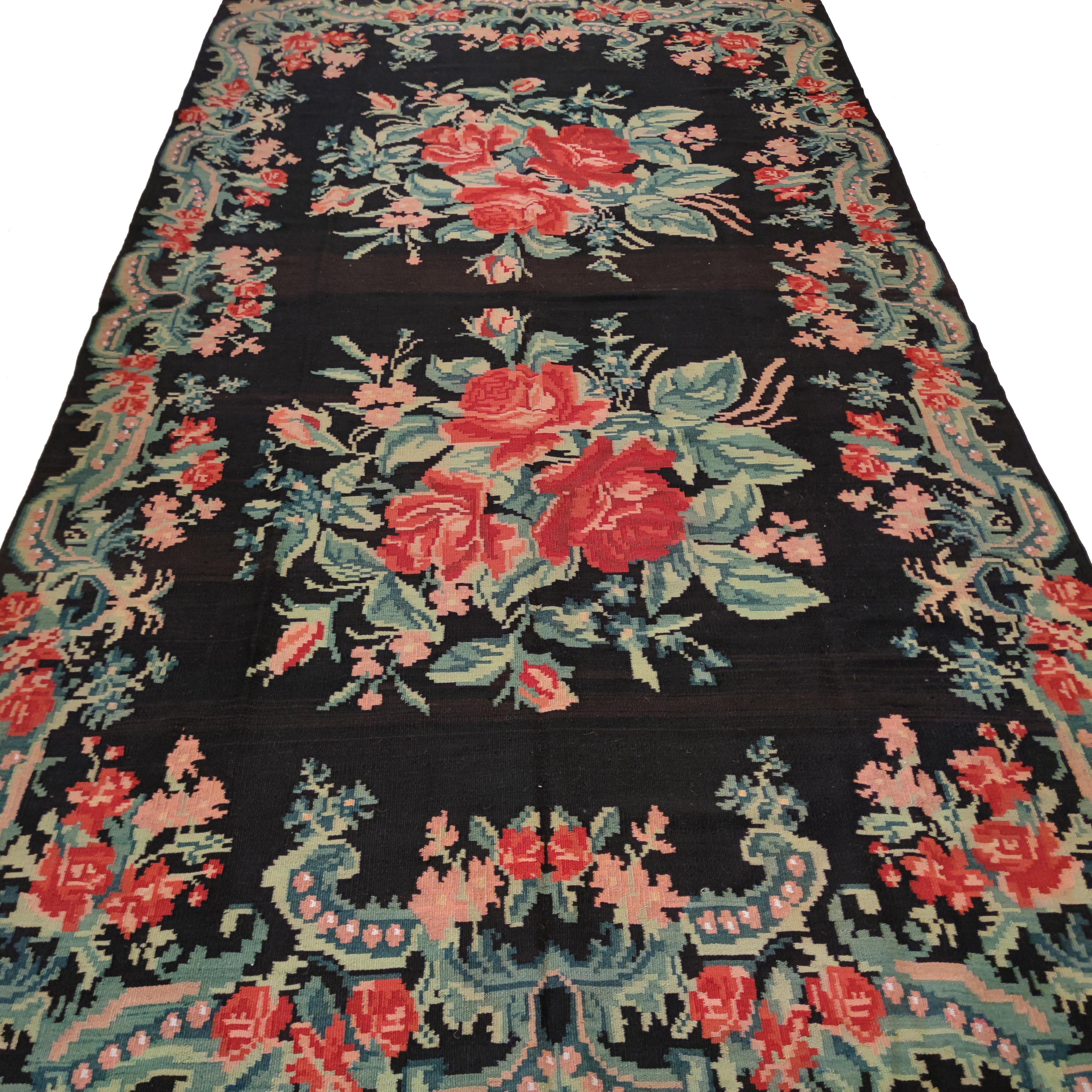 Kilim negro vintage de Besarabia con motivos botánicos en venta 1