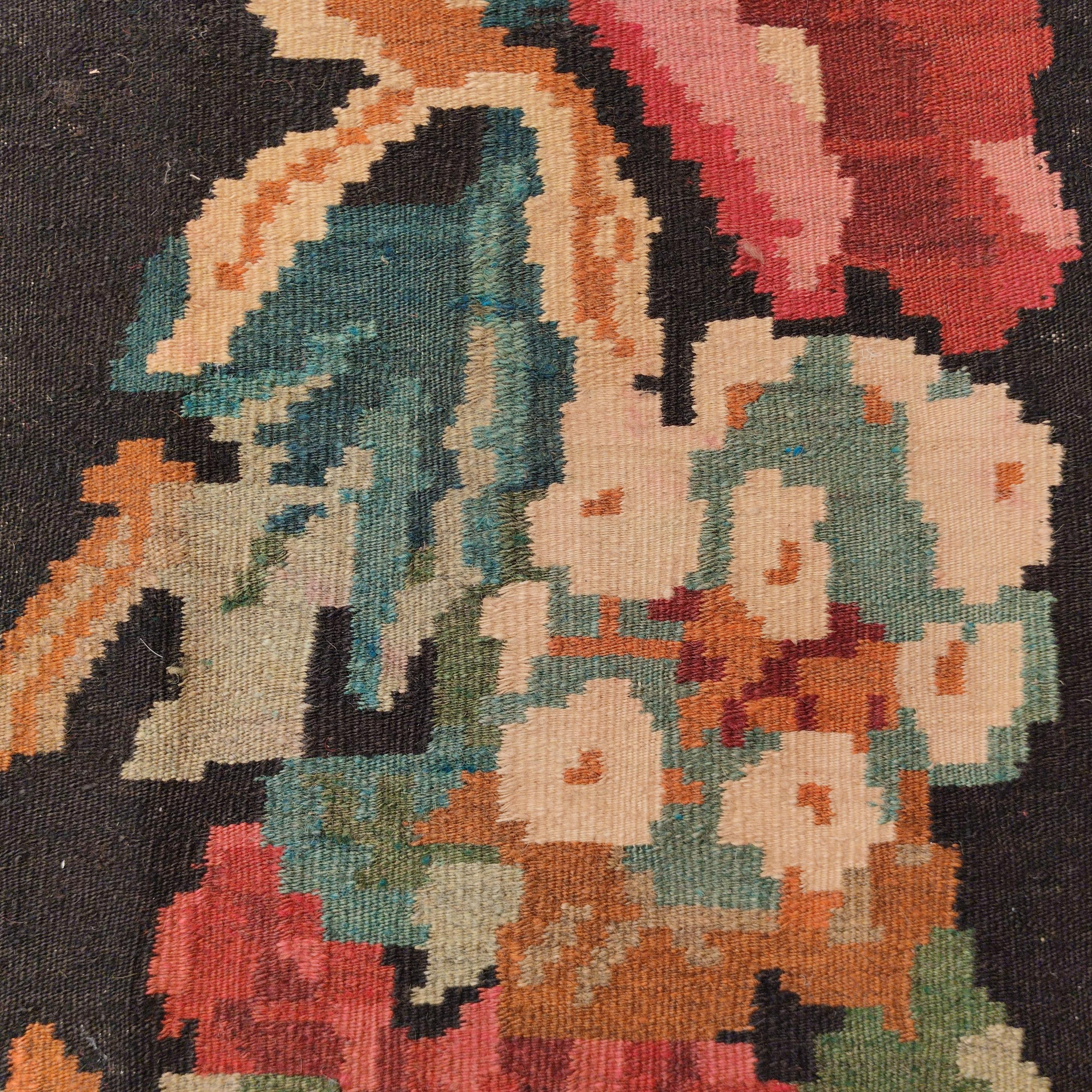 Kilim bessarabiano d'epoca a fondo nero con motivi botanici in vendita 1