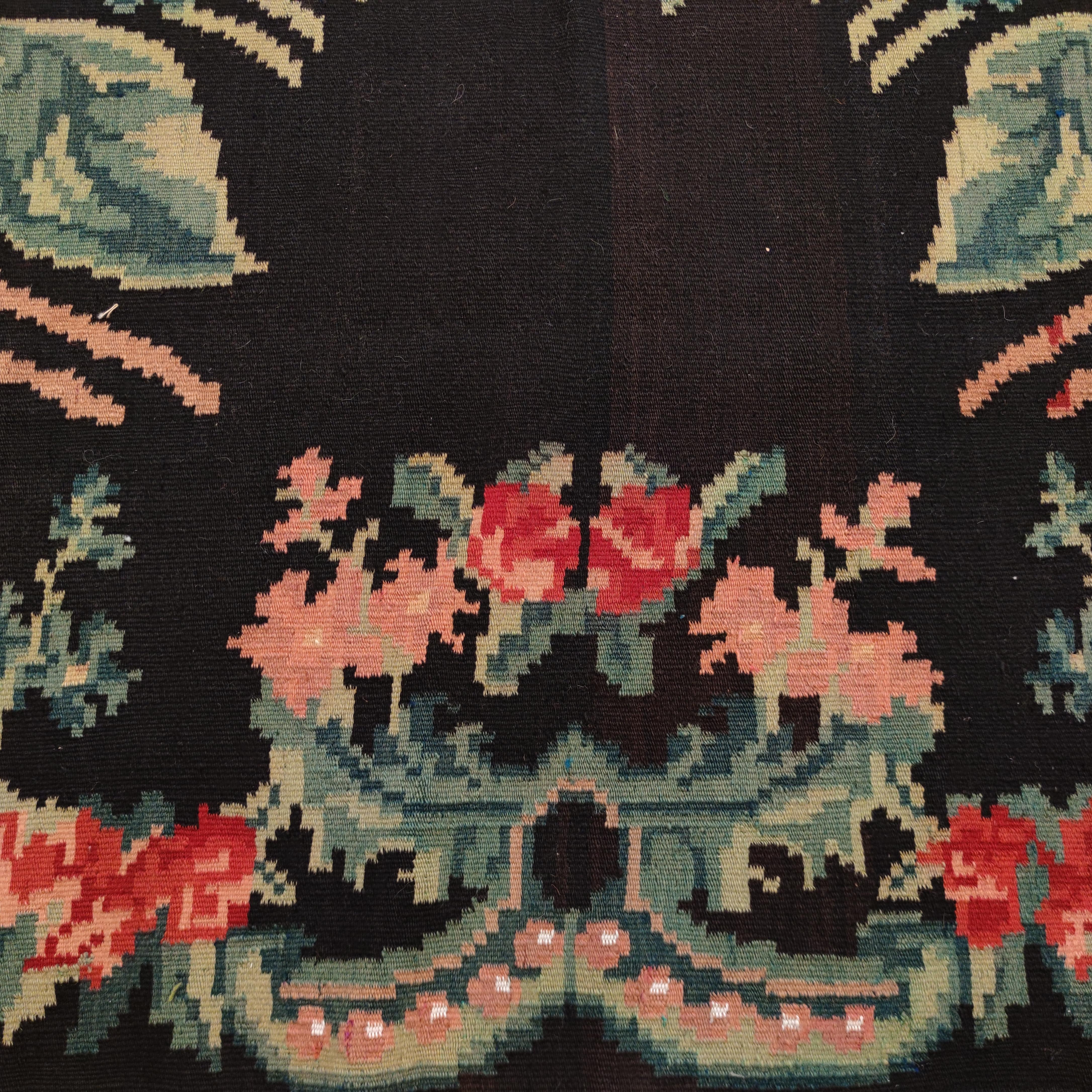 Kilim negro vintage de Besarabia con motivos botánicos en venta 2