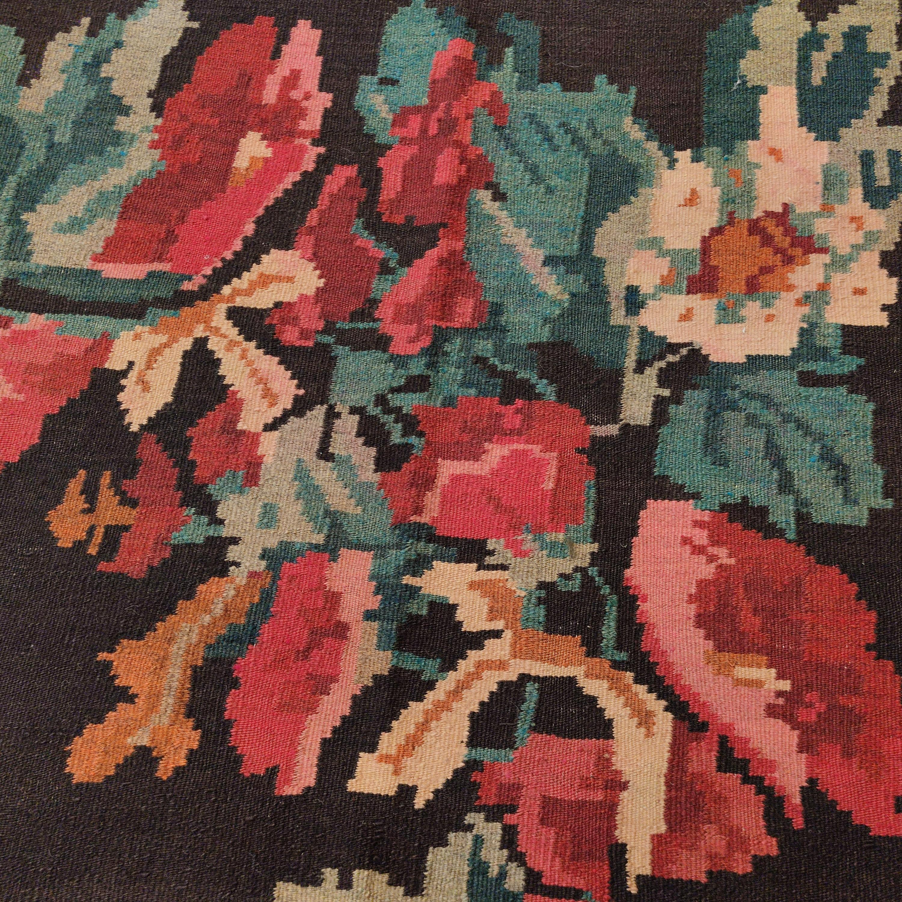 Kilim bessarabiano d'epoca a fondo nero con motivi botanici in vendita 2