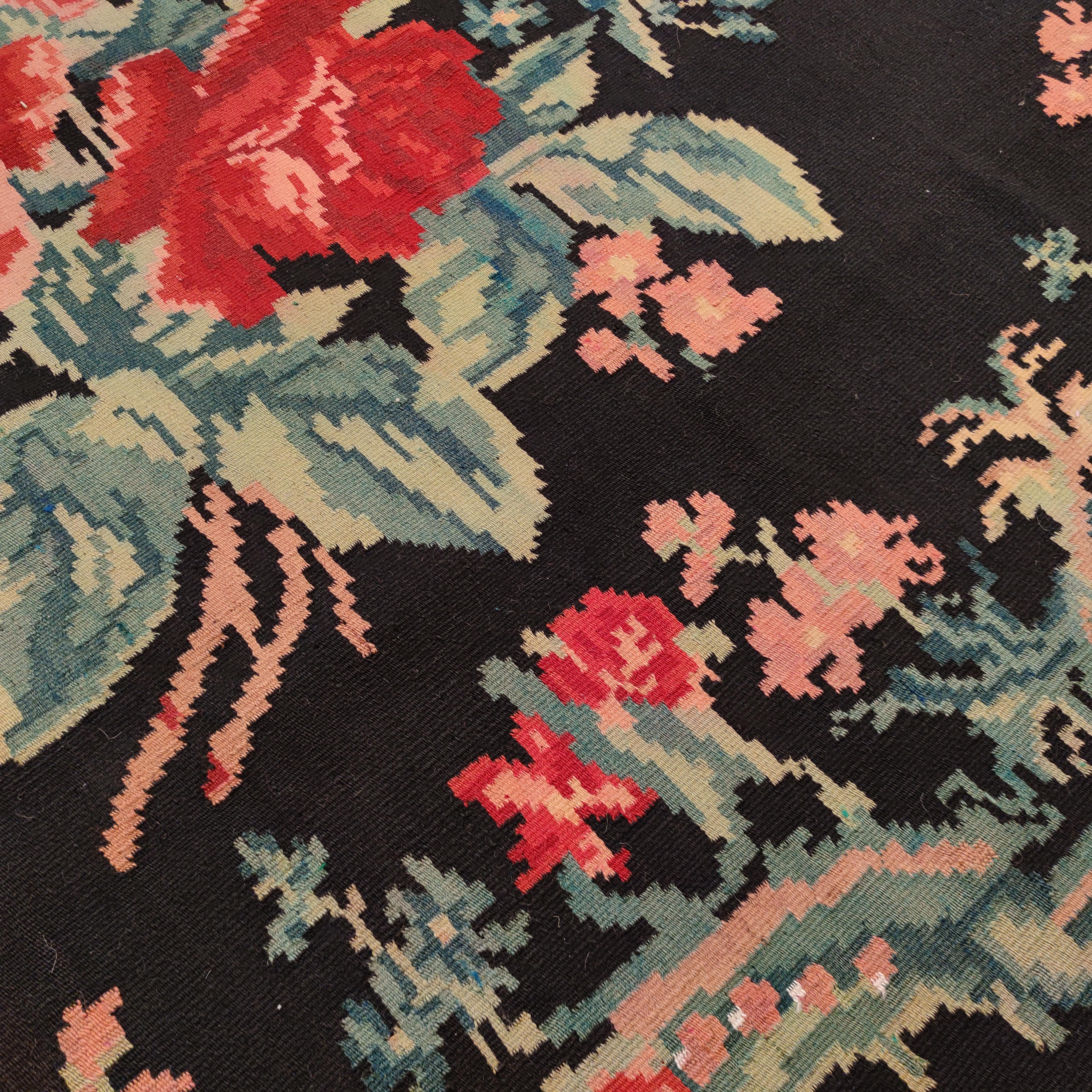 Kilim negro vintage de Besarabia con motivos botánicos en venta 3