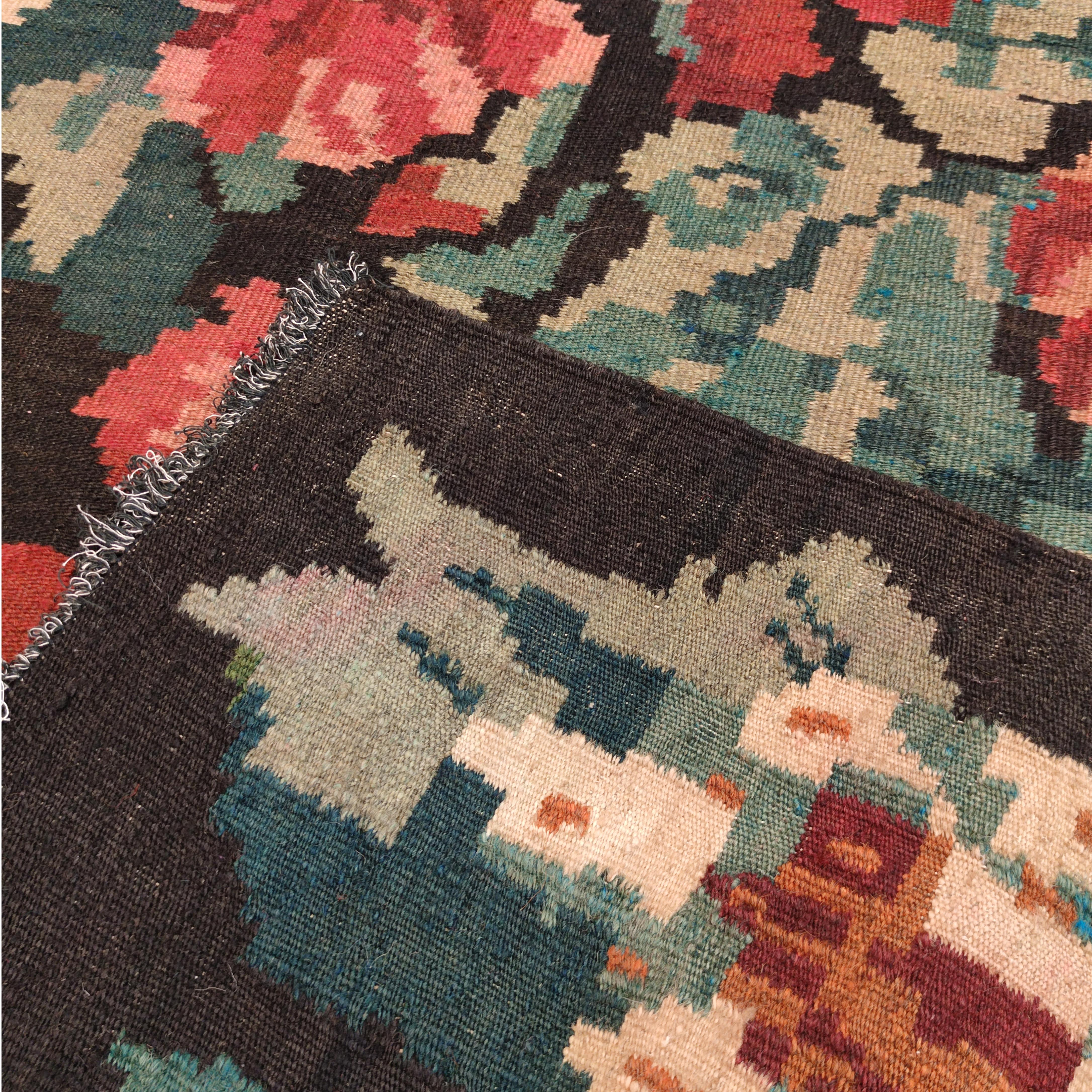 Kilim bessarabiano d'epoca a fondo nero con motivi botanici in vendita 3